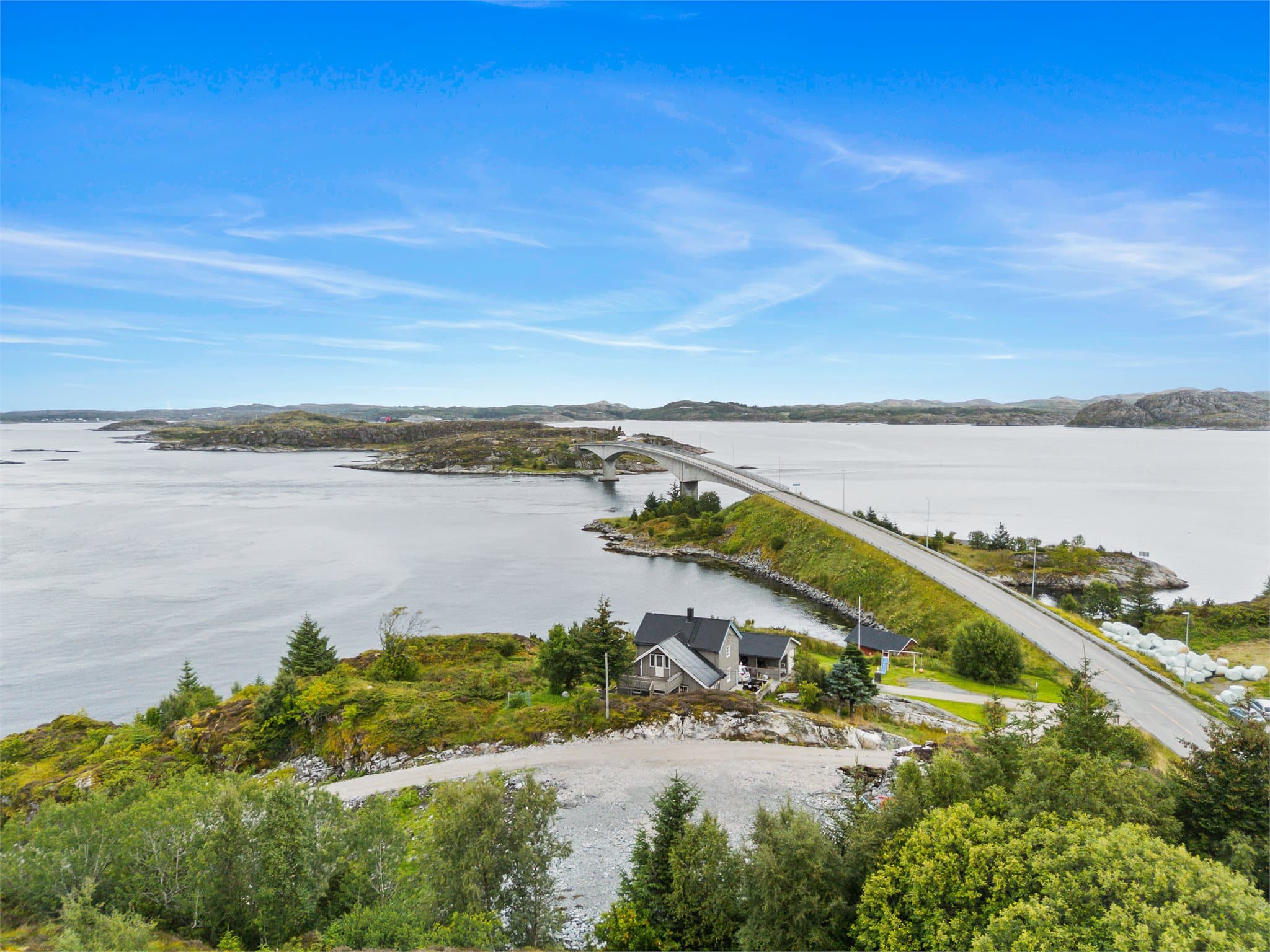Eiendommen har enkel adkomst fra fylkesveien, med Ansnesbrua like ved.