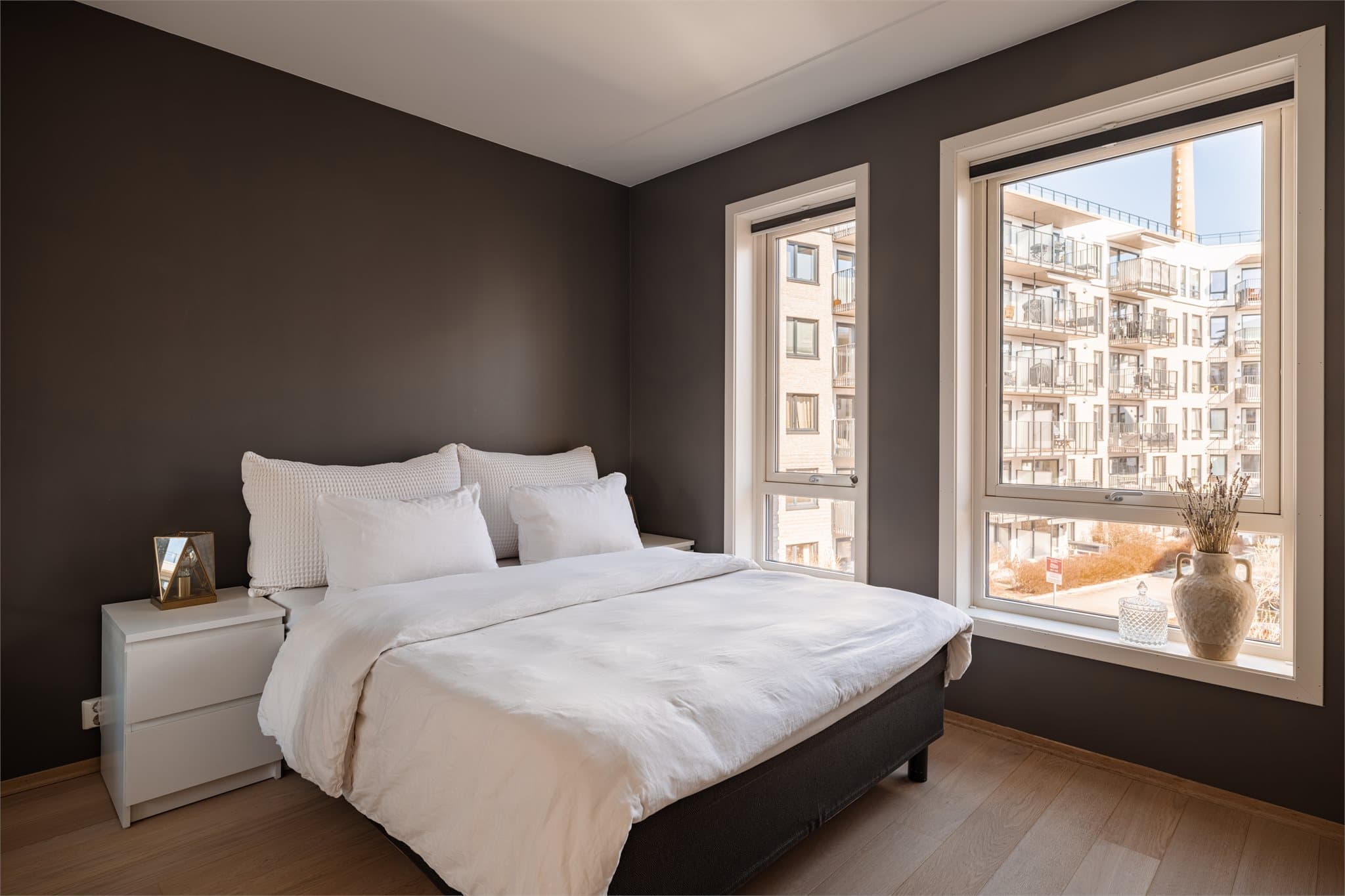 Soverommet har god plass til dobbeltseng og tilhørende møblement. Rommet er vendt mot indre gårdsrom.