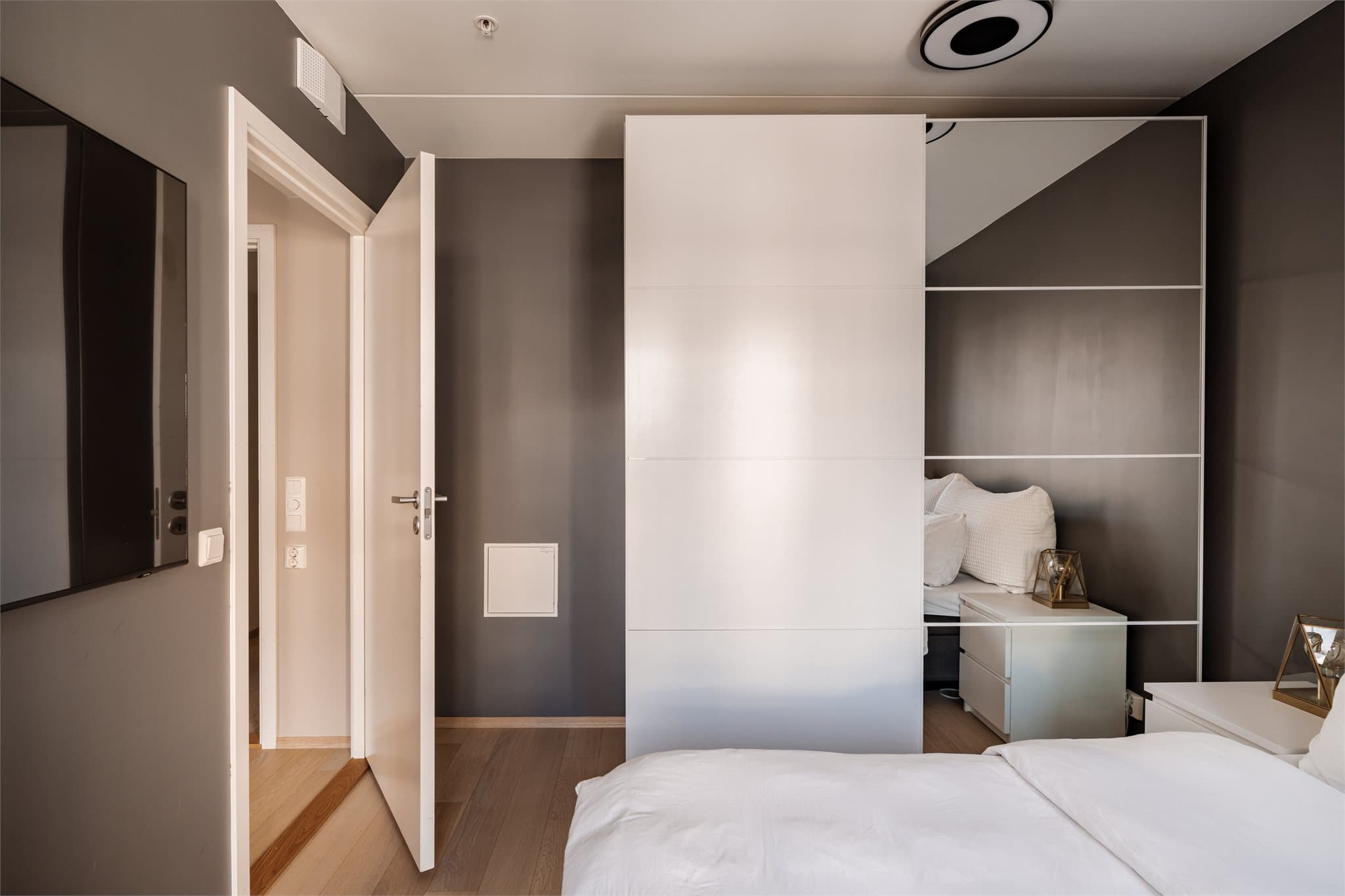 Det er god plass til en romslig garderobeløsning for effektiv oppbevaring.