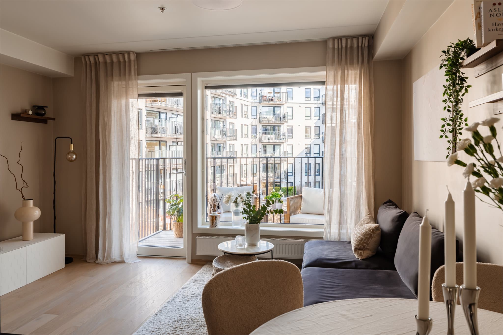 Stuen har en takhøyde på 2,50 meter og en-stavs parkett på gulvet. Herfra er det direkte utgang til balkongen.