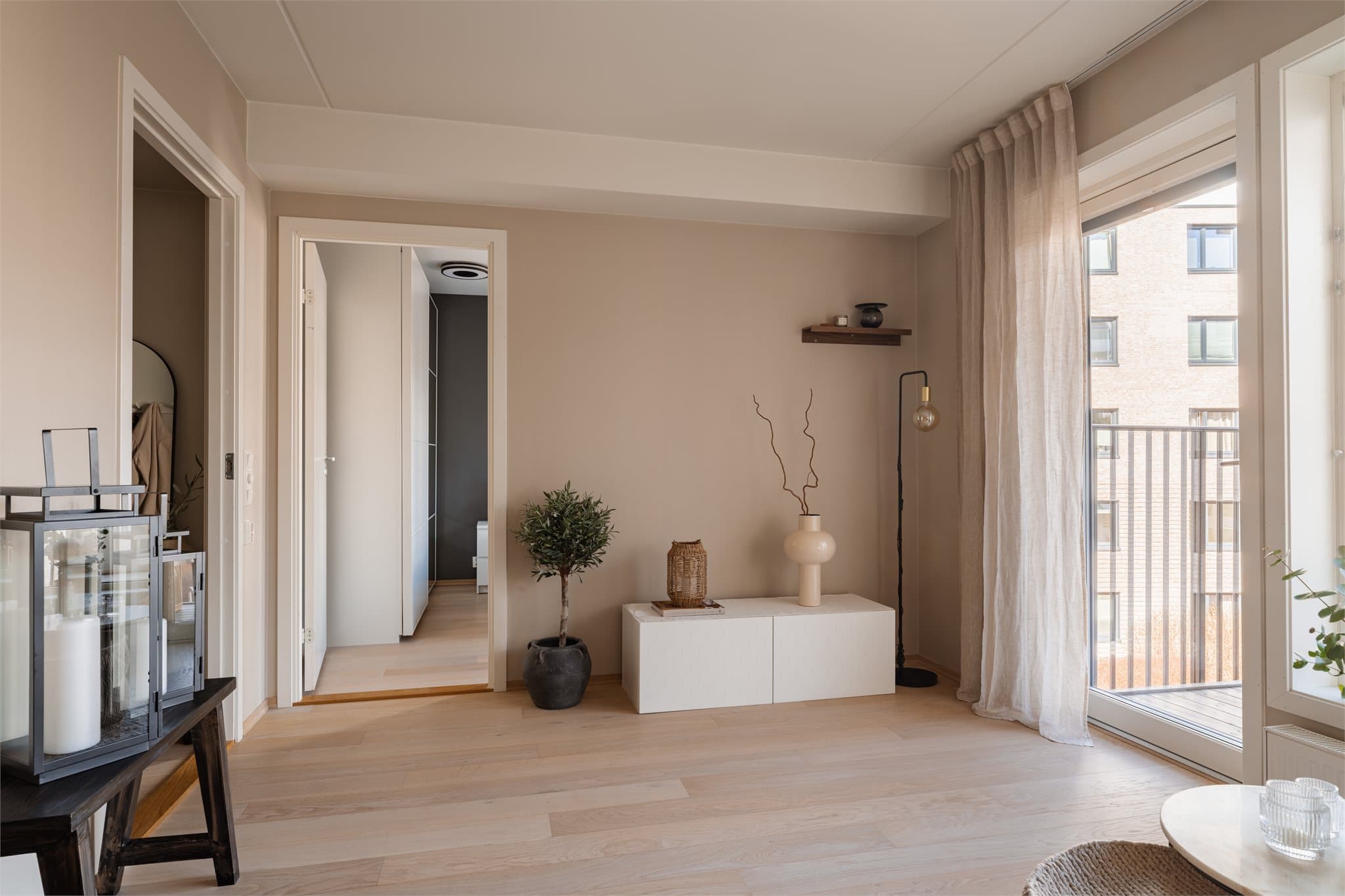 Leiligheten holder en moderne, tidløs standard og er følgelig enkel å innrede etter ønske og behov.