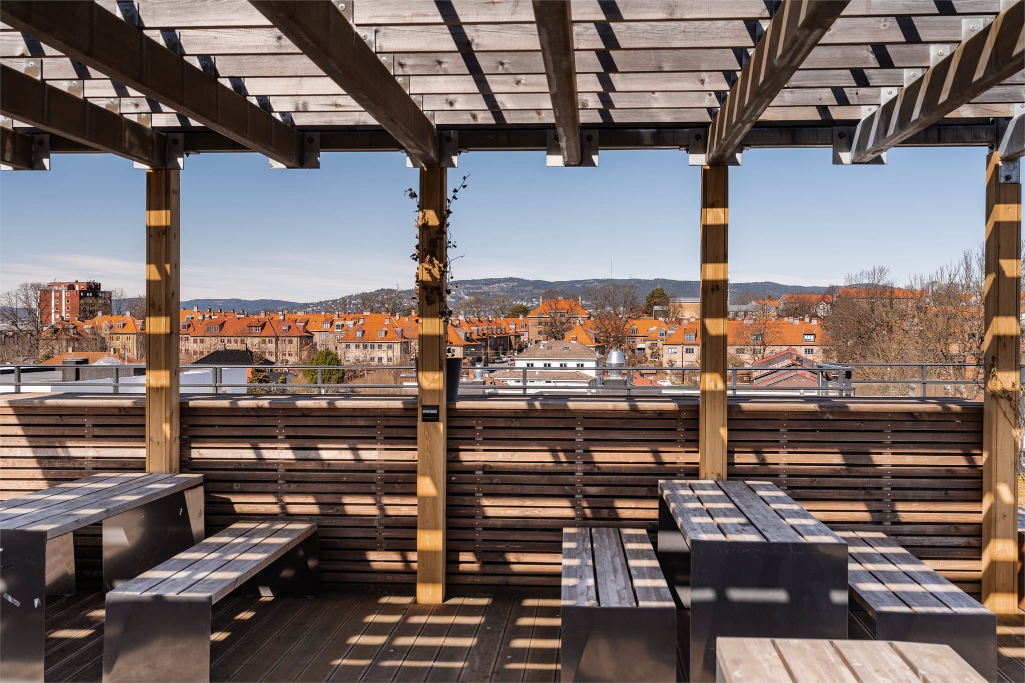 Sameiet disponerer en stor, felles takterrasse med pergola og flere sittegrupper.