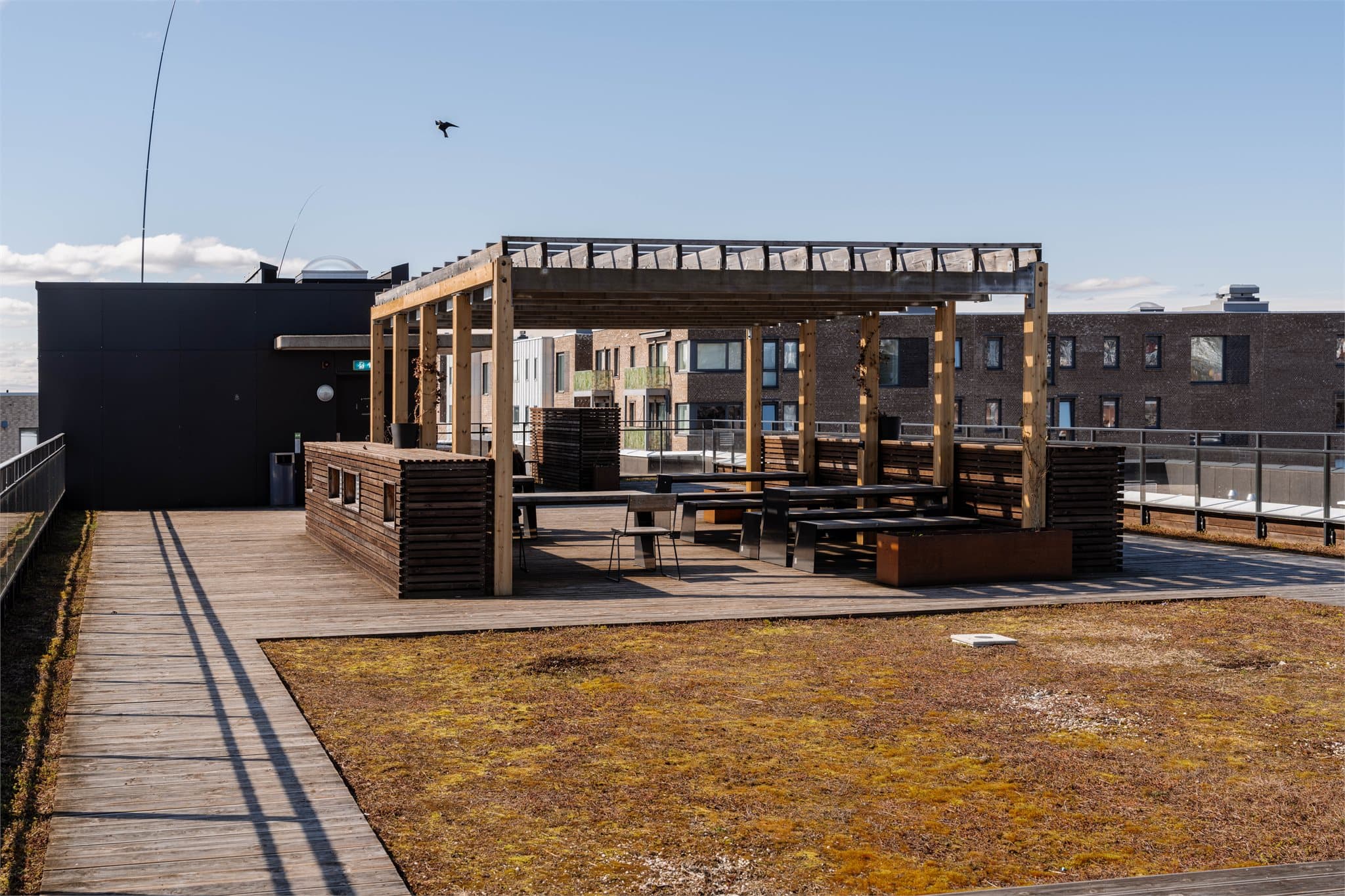 Takterrassen er et flott sted for sosiale sammenkomster på varme dager.