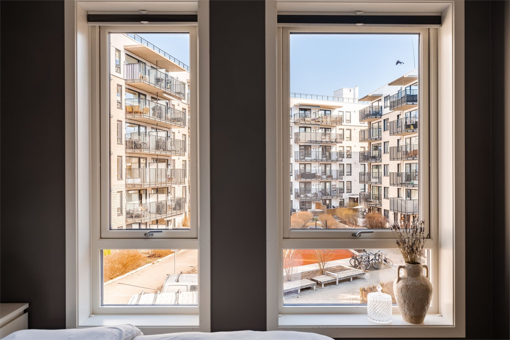 Fra soveromsvinduene ser man ut mot det pent opparbeidede og rolige gårdsrommet.