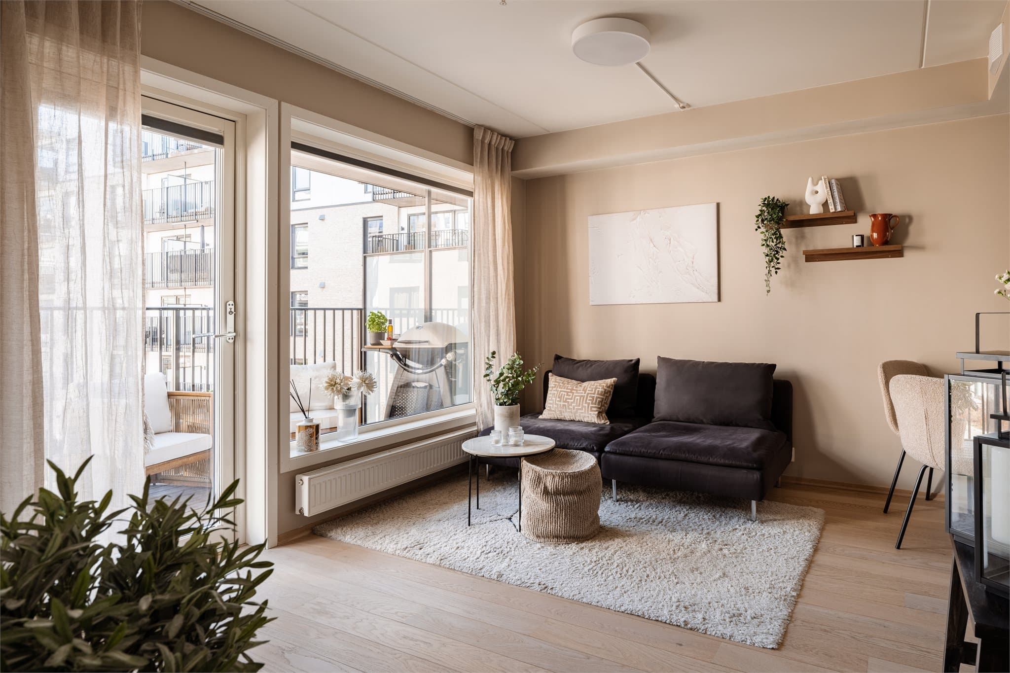 Dette er en arealeffektiv og nyere 2-roms eierleilighet fra 2019 med balkong og sentral beliggenhet på Ensjø.