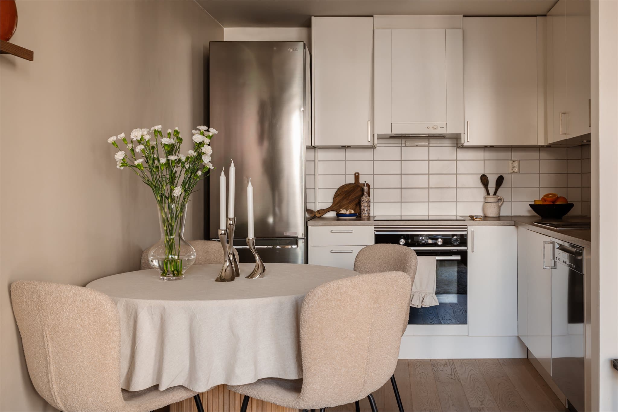 Kjøkkenet har en praktisk utforming med laminatbenkeplate og plass til en spiseplass.