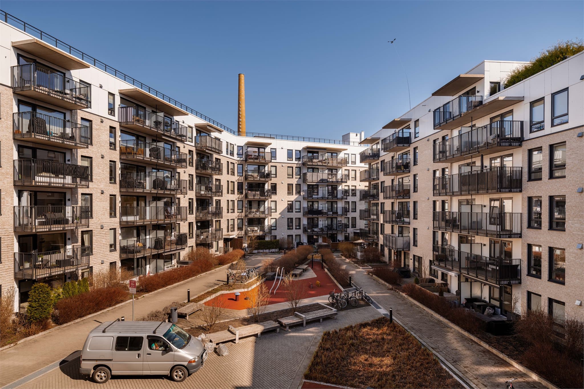 De daglige innkjøpene gjør du enkelt til fots. Joker Tiedemannsbyen, som også er søndagsåpen, ligger et par minutter fra døren, og Rema 1000 med posttjenester er en kort spasertur unna.