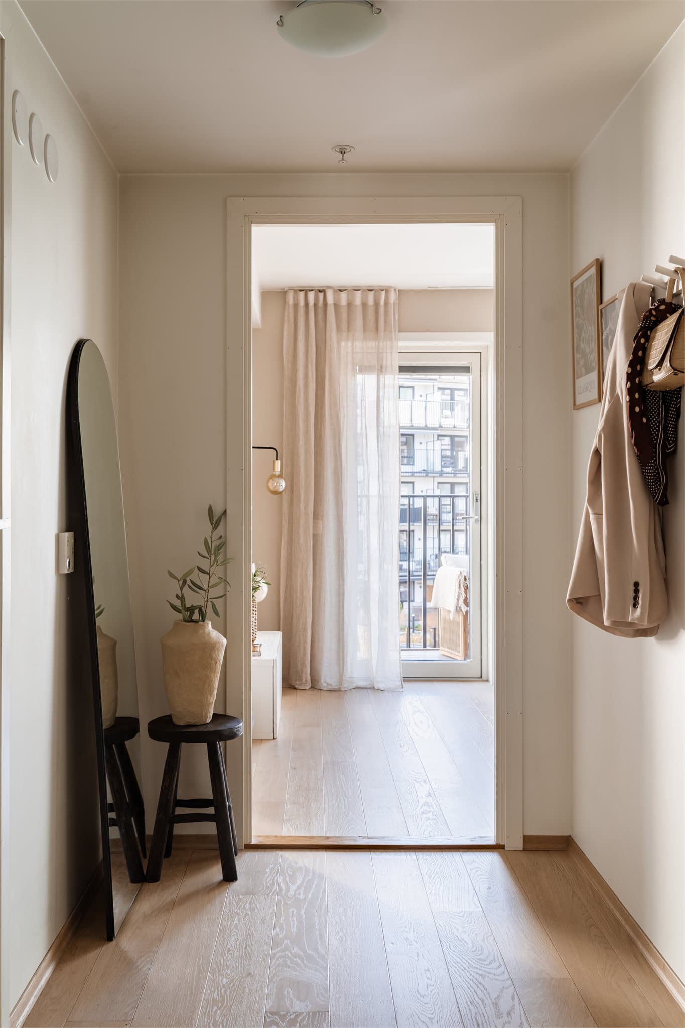 Entréen ønsker velkommen med en-stavs parkett som er gjennomgående i leiligheten.