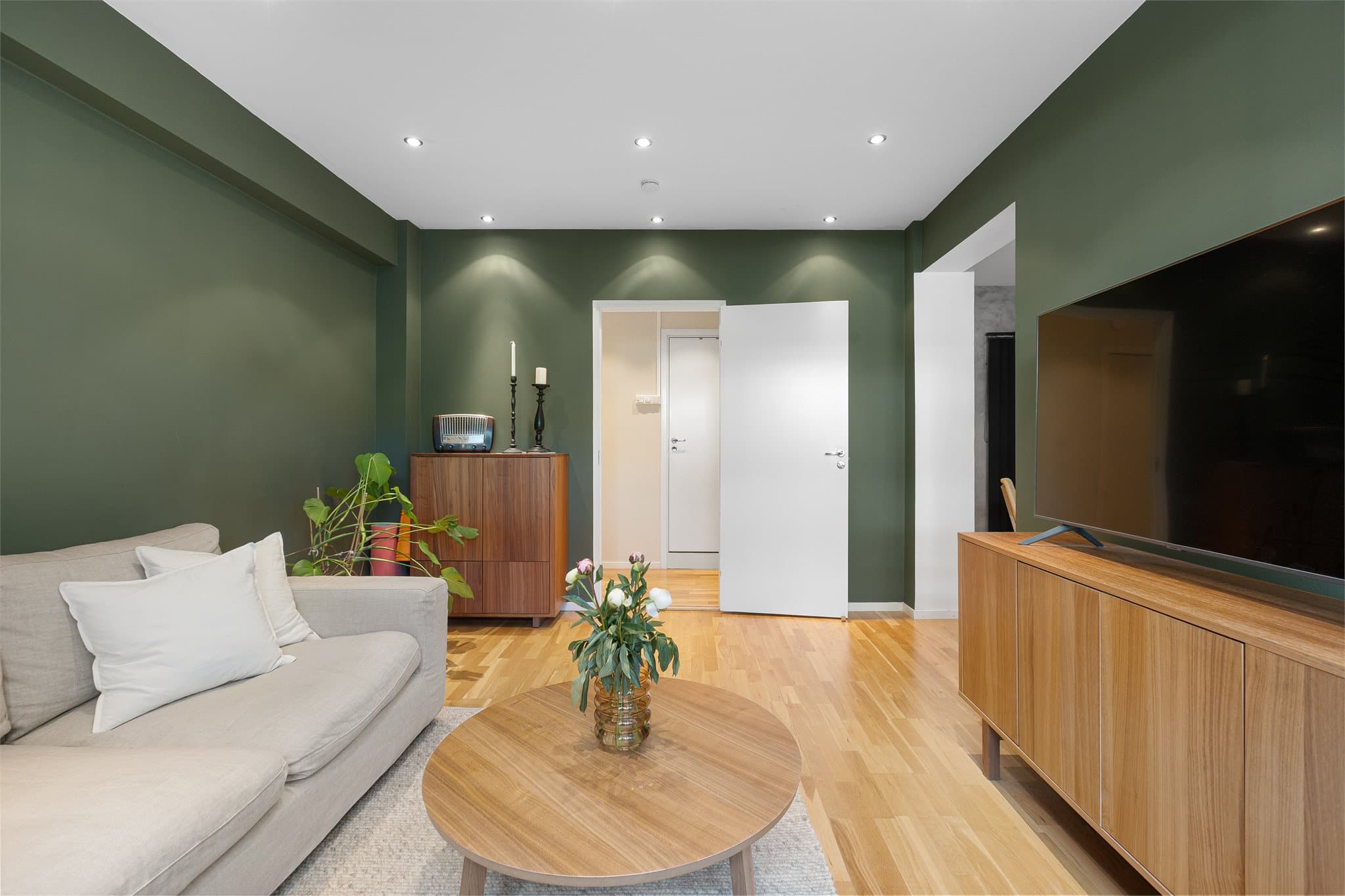 Stuen er malt i delikate farger og holder en god standard.