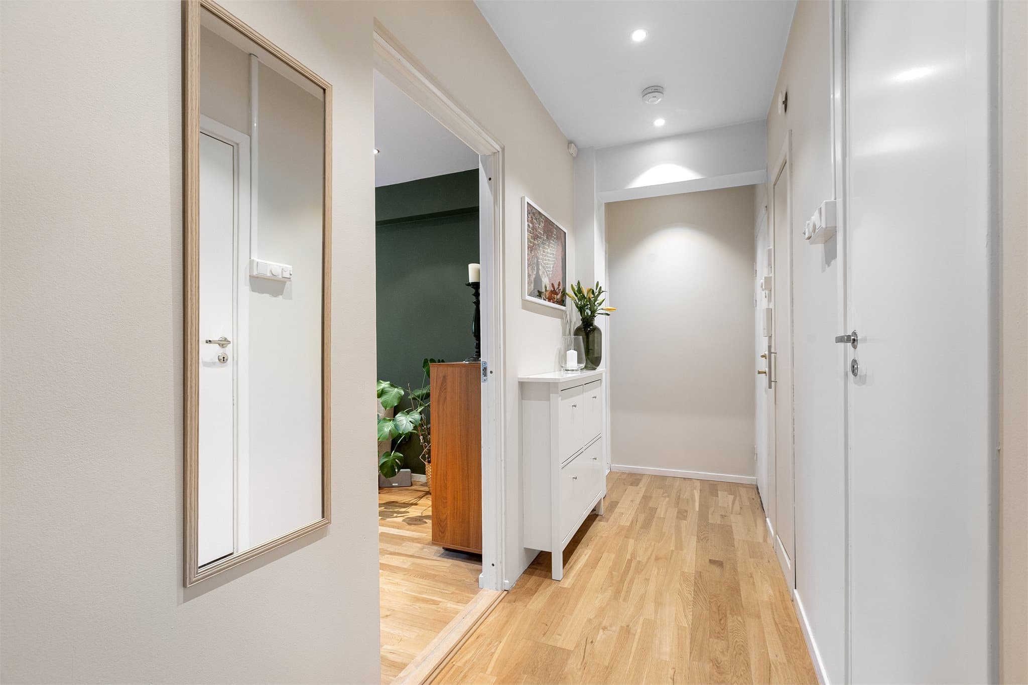 Romslig og innbydende gang.