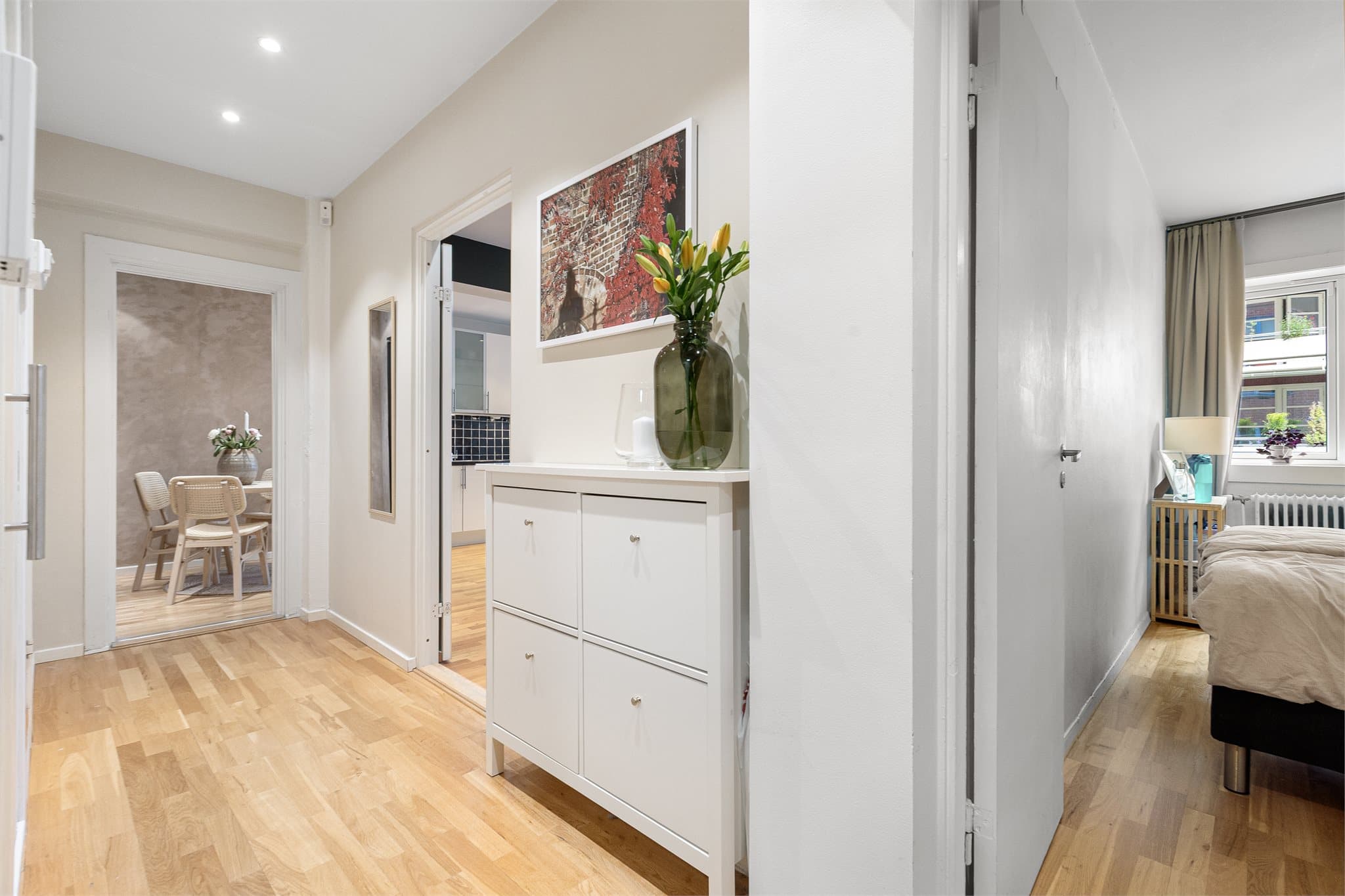 Fra gangen er det adkomst til samtlige av leilighetens rom.