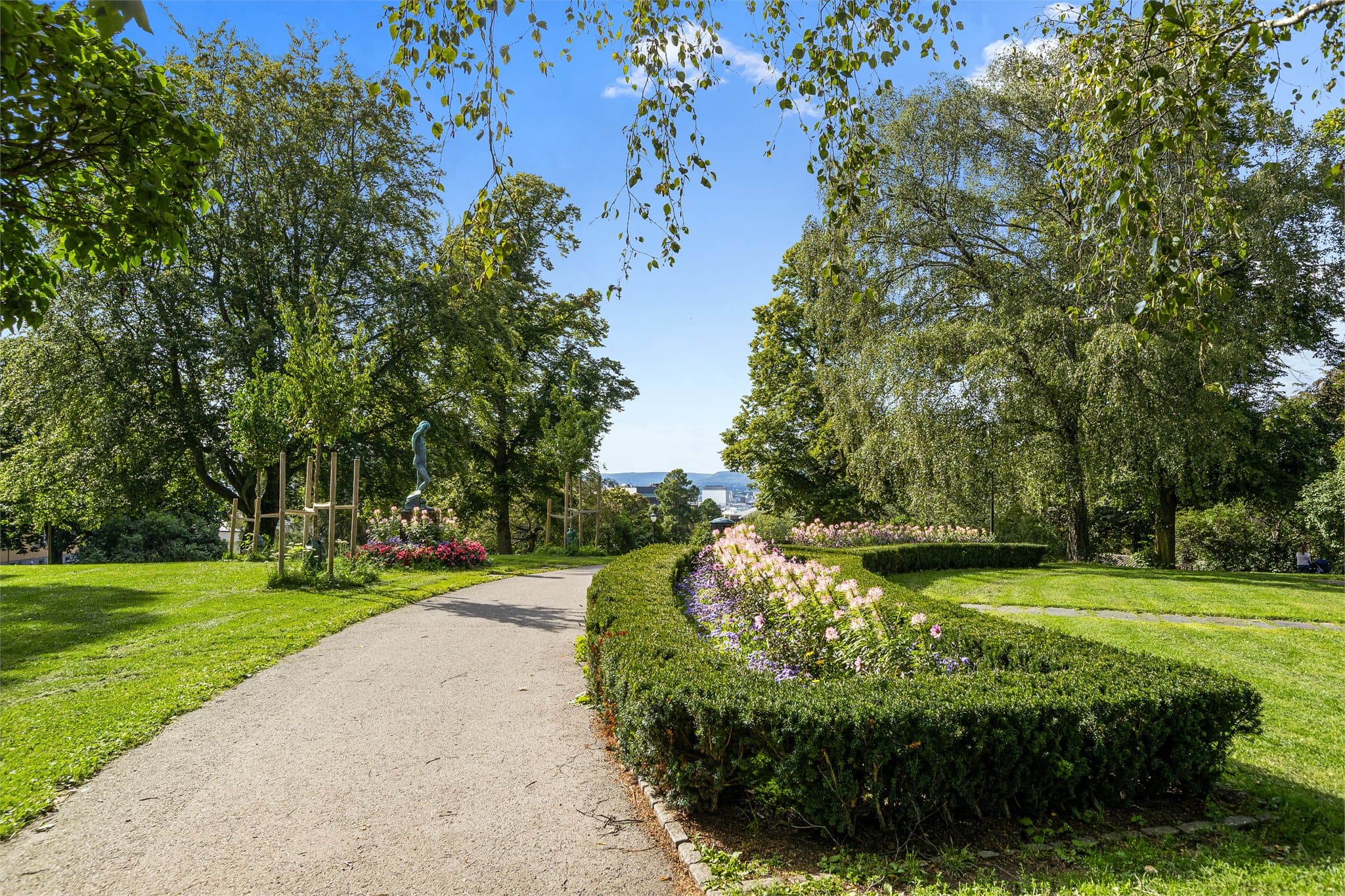 Rett i nærheten av leiligheten finner du vakre Kampen park.