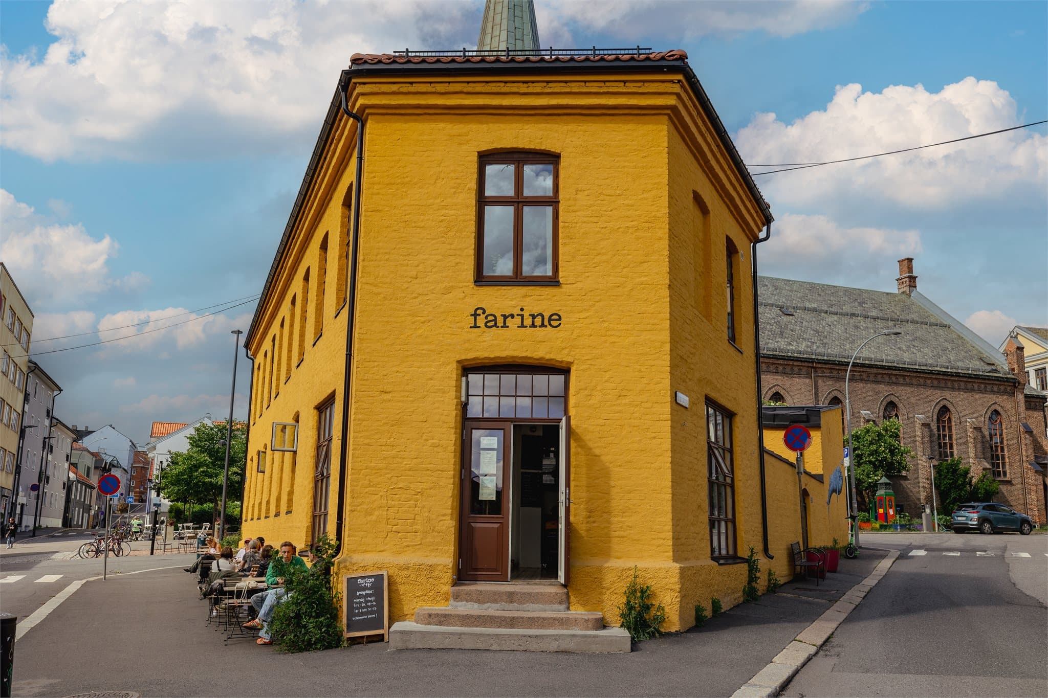 Her kan du hente nybakt brød hver dag, eller nyte en bedre kopp kaffe.