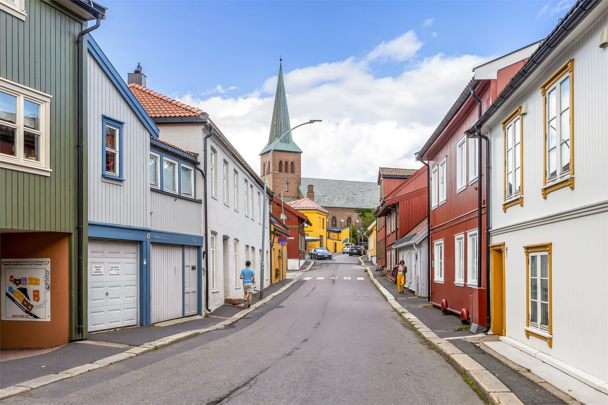 Smale gater og trehusbebyggelse gir en unik sjarm over hele Kampen.