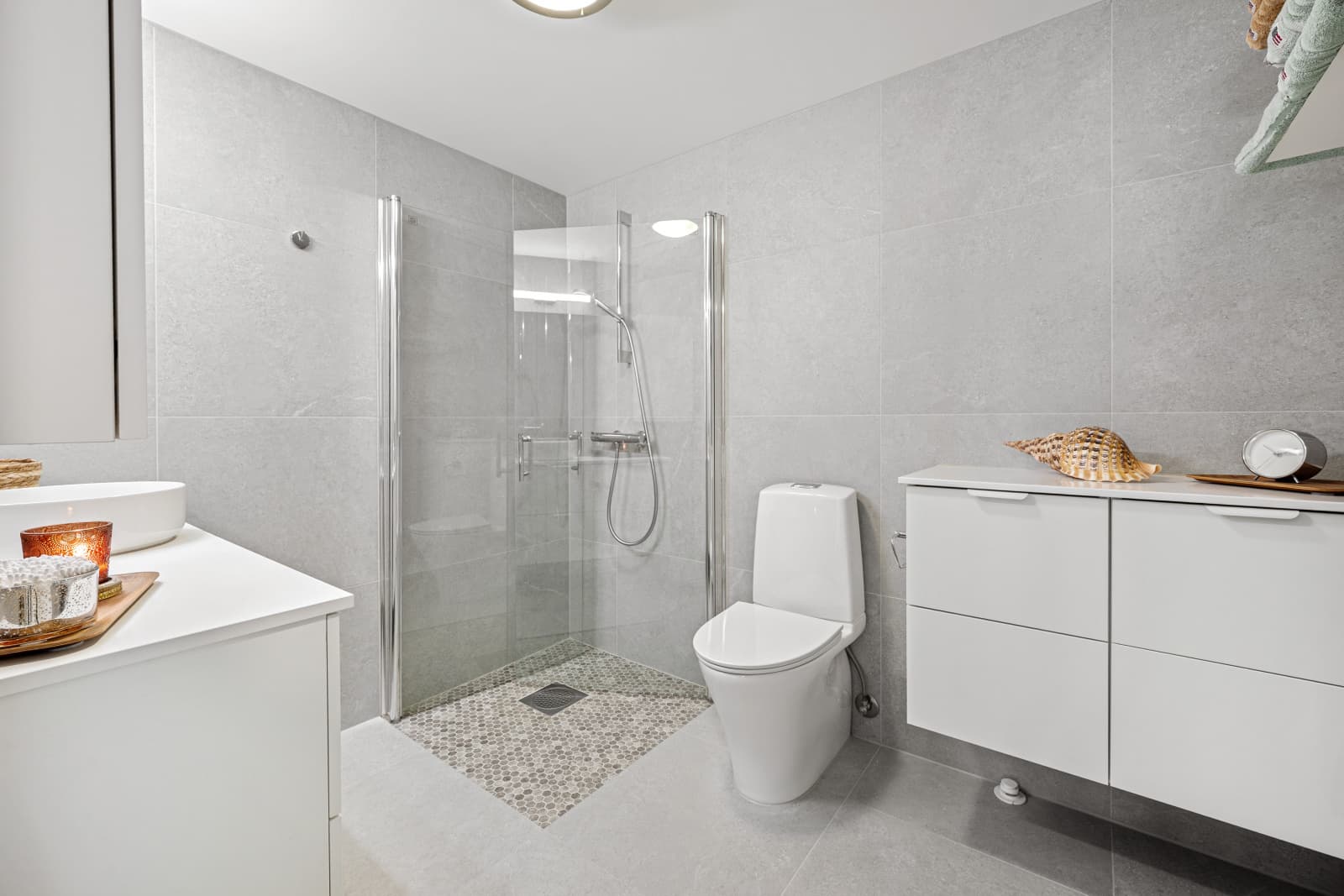Badet fremstår som delikat, moderne og svært gjennomført, med et stilrent uttrykk og materialvalg som gir en eksklusiv hotellfølelse.