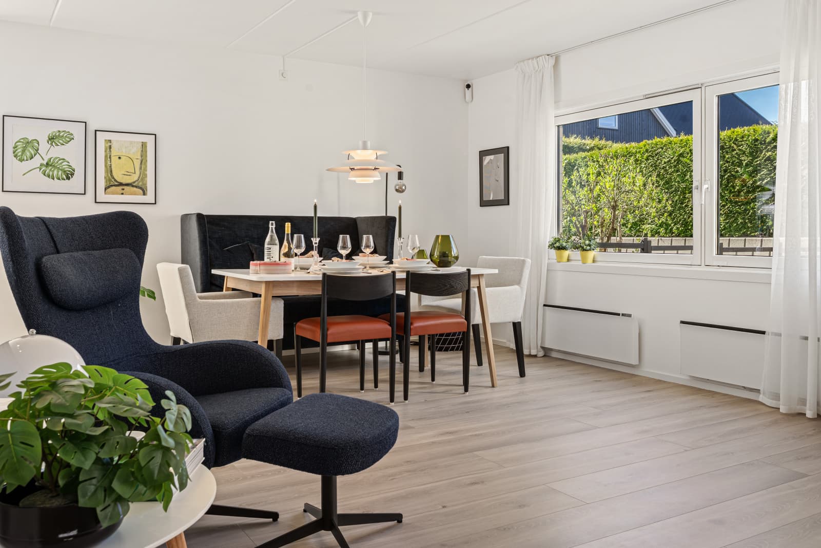 Denne sonen, kombinert med de store vindusflatene, tilfører rommet en ekstra dimensjon av lys og varme, og understreker den luftige og gjennomgående gode romfølelsen.