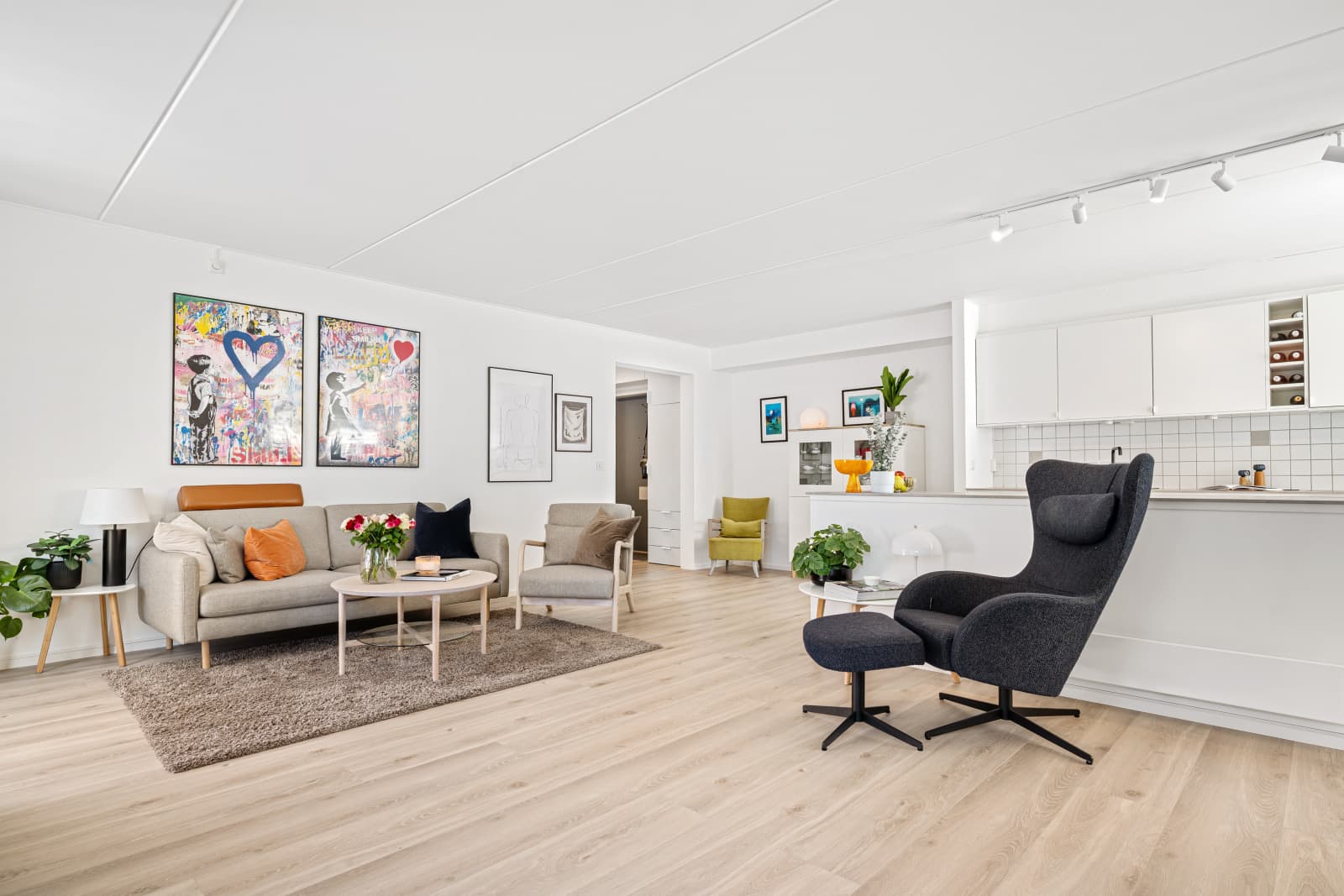 Kjøkkenet fremstår som moderne, stilrent og svært gjennomført, med en løsning som både er praktisk i hverdagen og perfekt for sosiale sammenkomster. Den åpne planløsningen mot stuen gir en luftig romfølelse og gjør kjøkkenet til en naturlig møteplass.