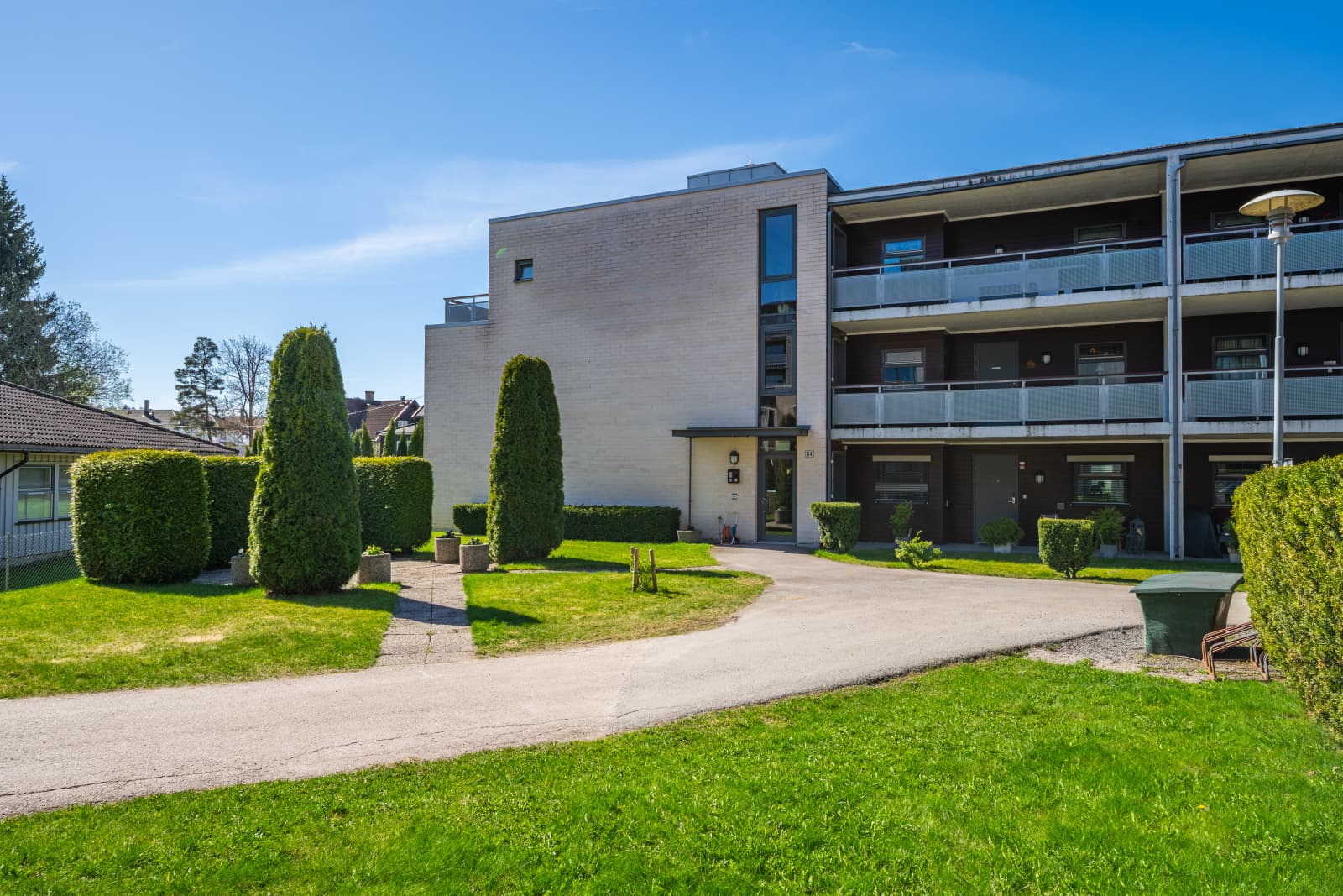 Leiligheten ligger i det populære og veletablerte sameiet Strømmen Park II med pent opparbeidede fellesområder.