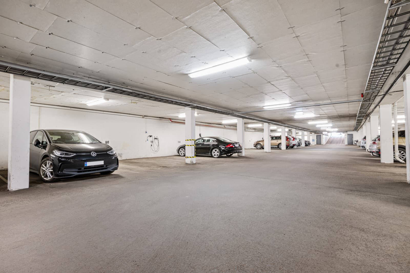 Det medfølger egen garasjeplass i felles garasjeanlegg under nabobygget. Garasjeplassen er utstyrt med elbillader.