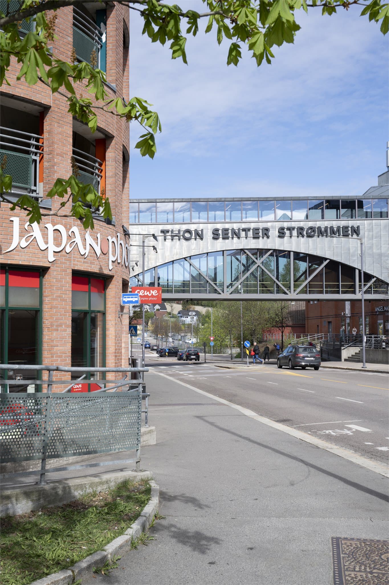 Leiligheten har en attraktiv og sentral plassering i populære omgivelser på Strømmen, med gangavstand til det meste du trenger i hverdagen.