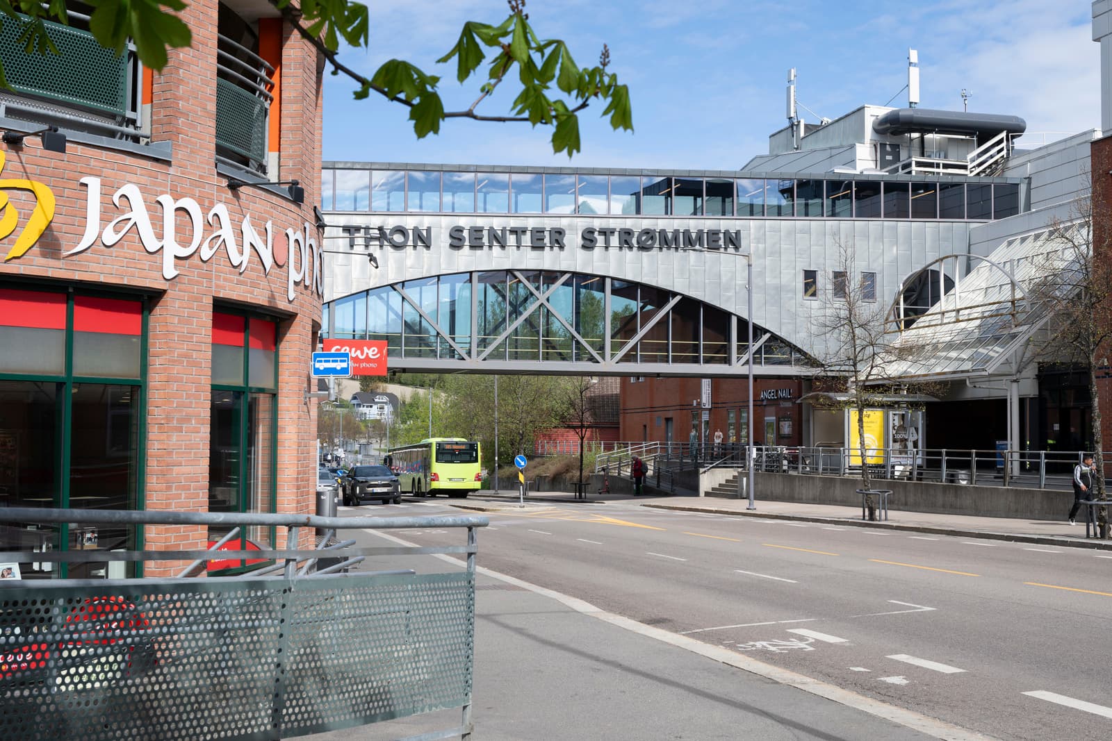 Kun et steinkast unna finner du Thon senter Strømmen – et av Norges største kjøpesentre med et bredt utvalg av butikker, spisesteder og servicetilbud.