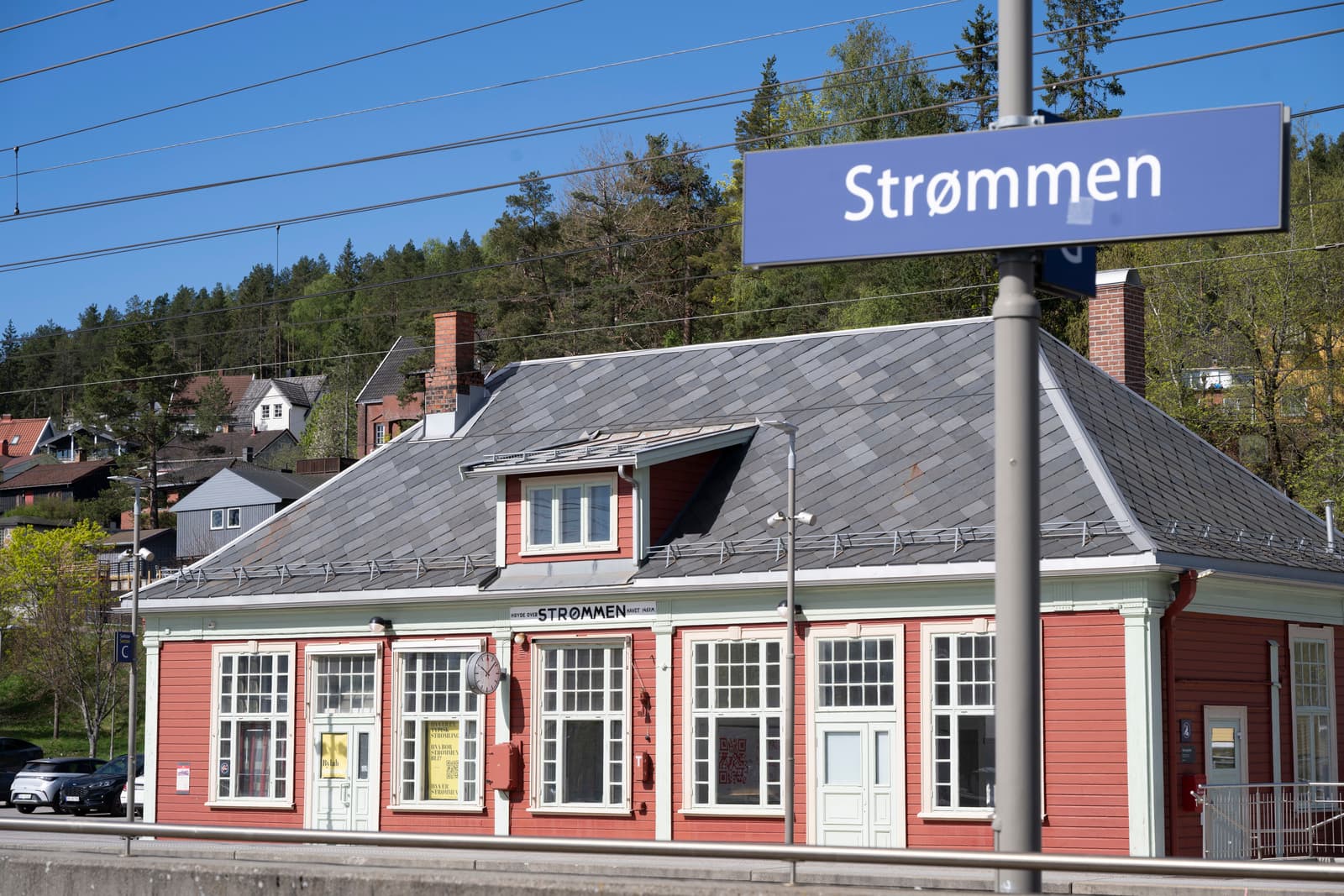 Fra boligen er det også kort vei til Strømmen stasjon, med gode tog- og bussforbindelser som tar deg raskt til Oslo og øvrige deler av regionen. Stasjonen ligger kun få minutters gange fra senteret og området for øvrig.