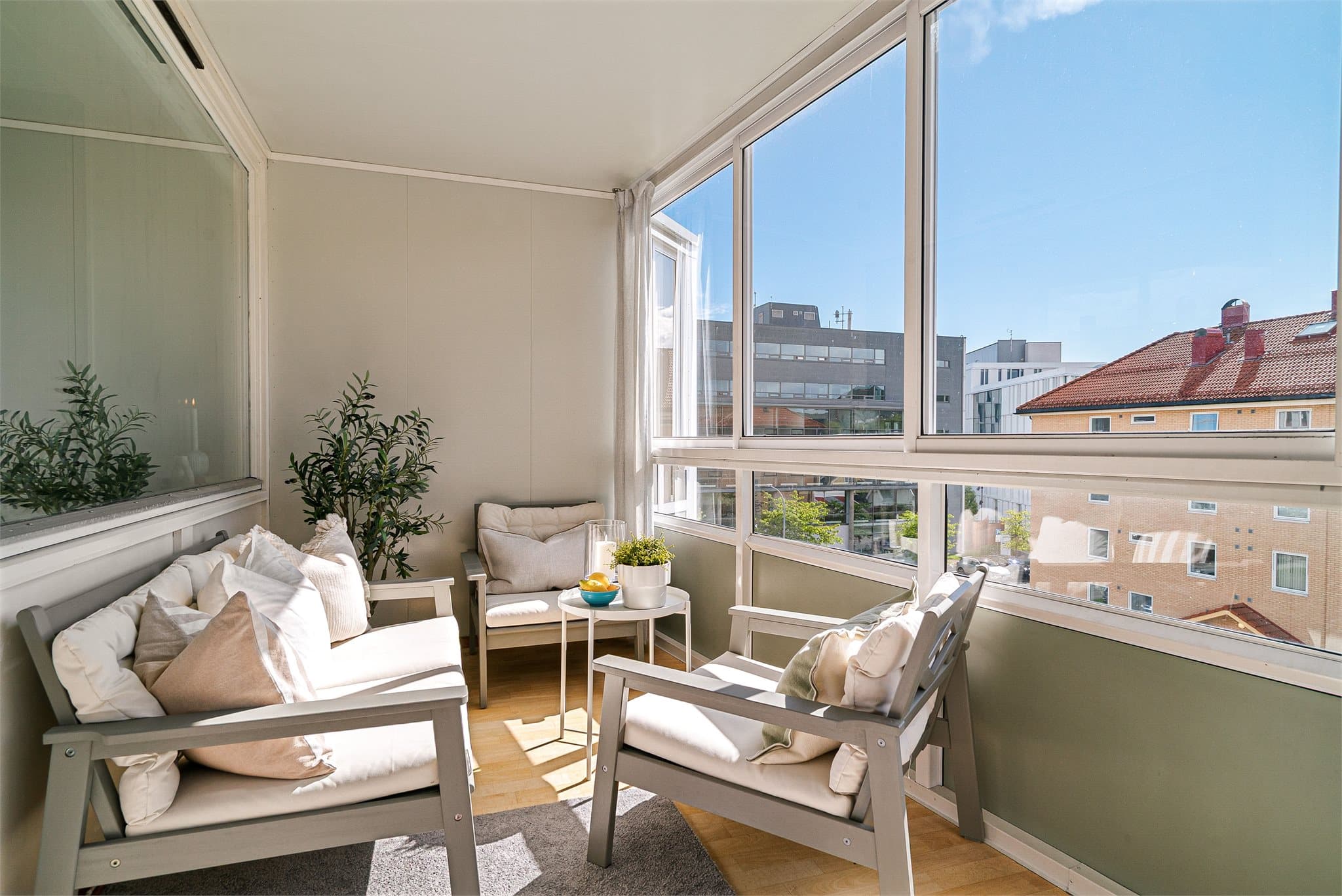 Leiligheten har en innglasset balkong på 9,5 kvm som er et lunt og hyggelig uterom perfekt for både solrike sommerdager og rolige sommerkvelder.