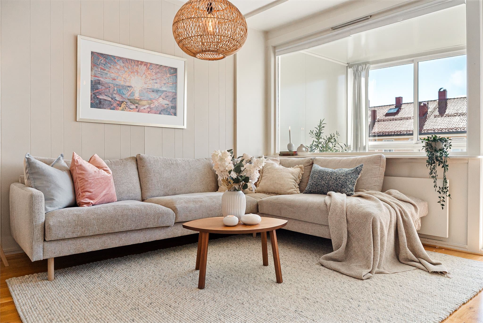 Gjennomgående lyse overflater og gulv skaper et helhetlig og moderne preg.