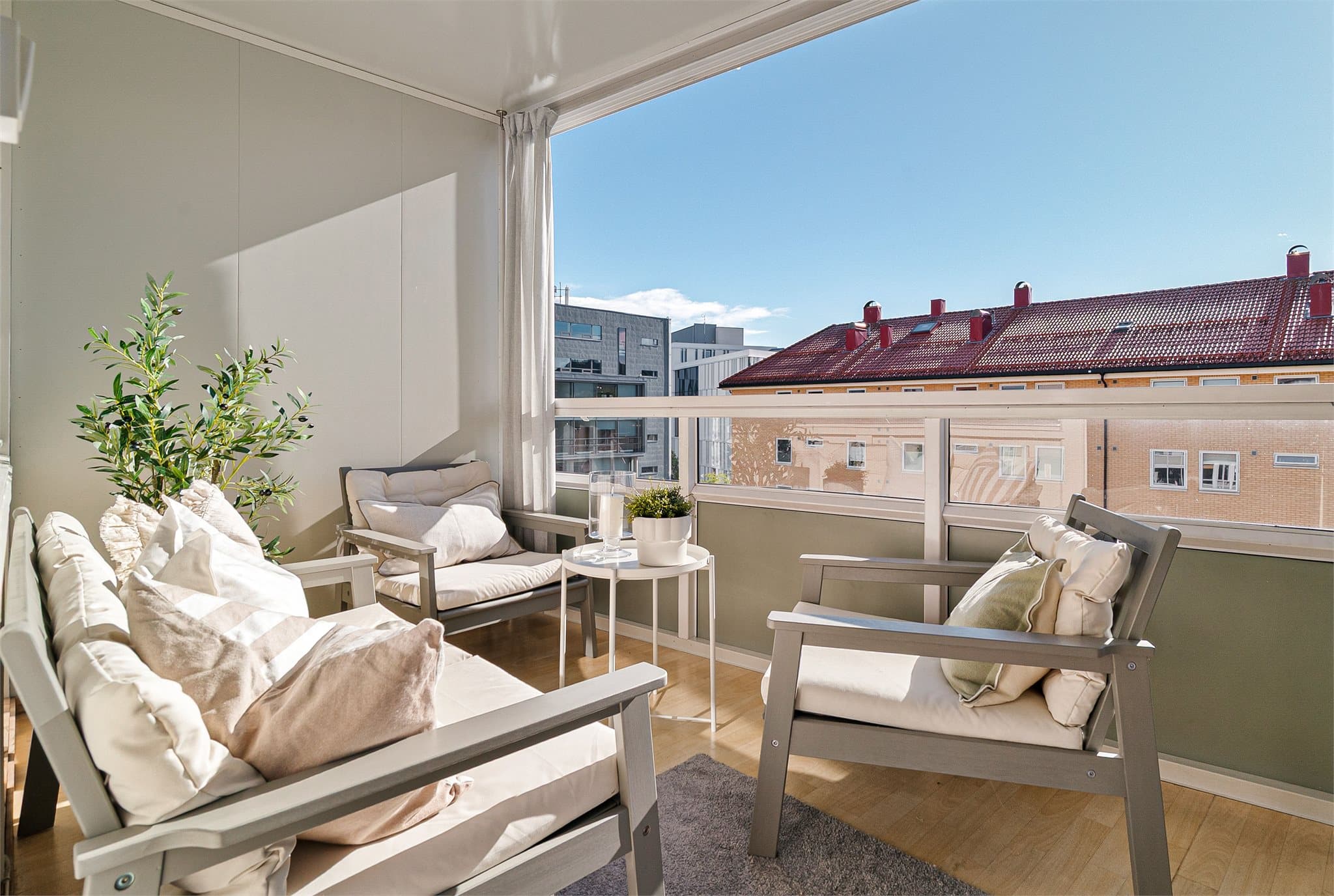 Balkongen blir en naturlig forlengelse av stuen som gir et lyst og trivelig ekstra rom perfekt for både avslapning og sosiale stunder.