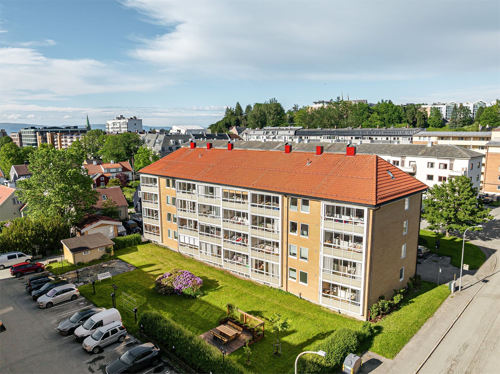 NTNU Gløshaugen, NTNU Handelshøyskolen og St. Olavs er i umiddelbar nærhet.