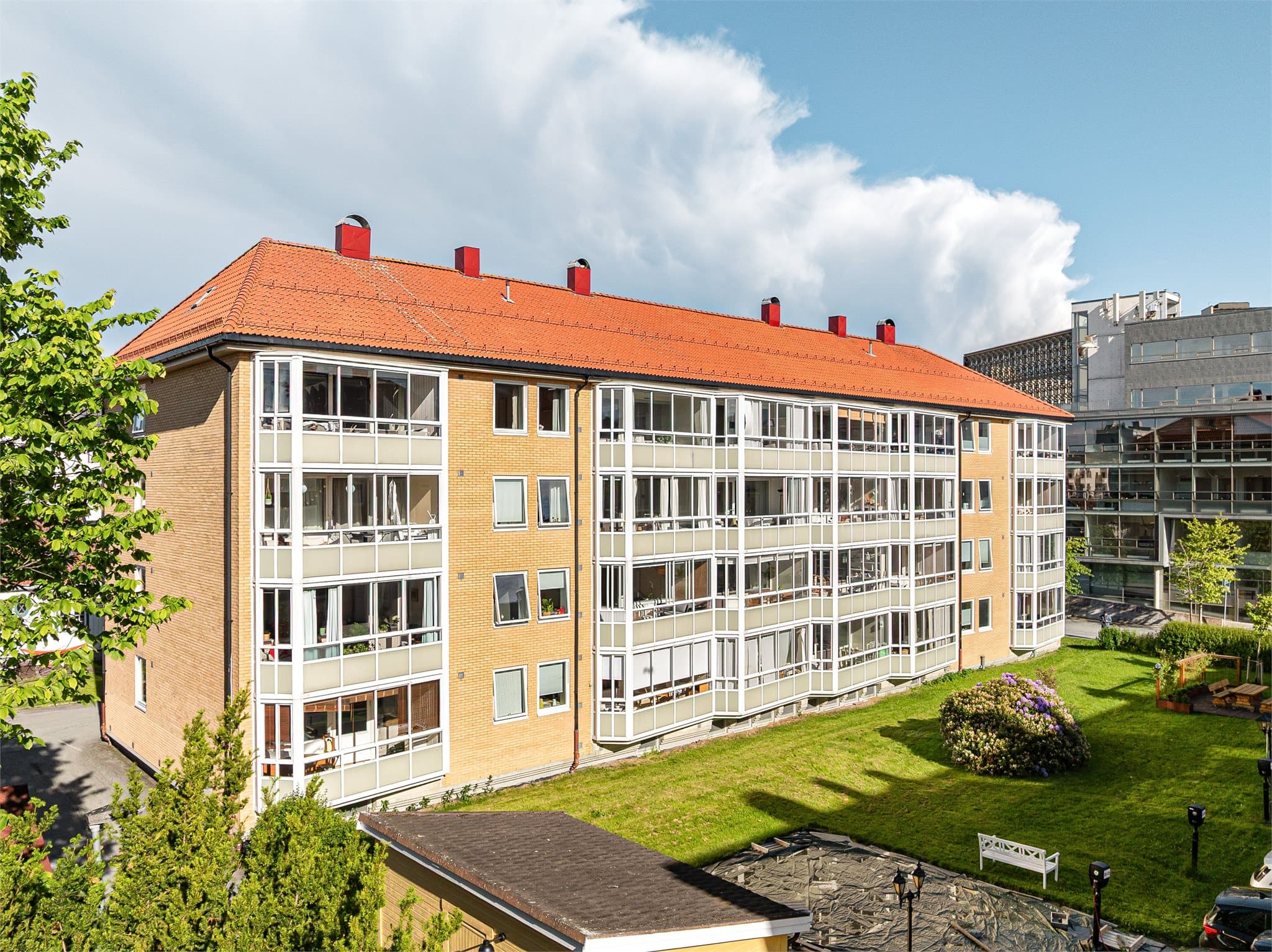 Boligen har en særdeles attraktiv og sentral beliggenhet i et rolig område.