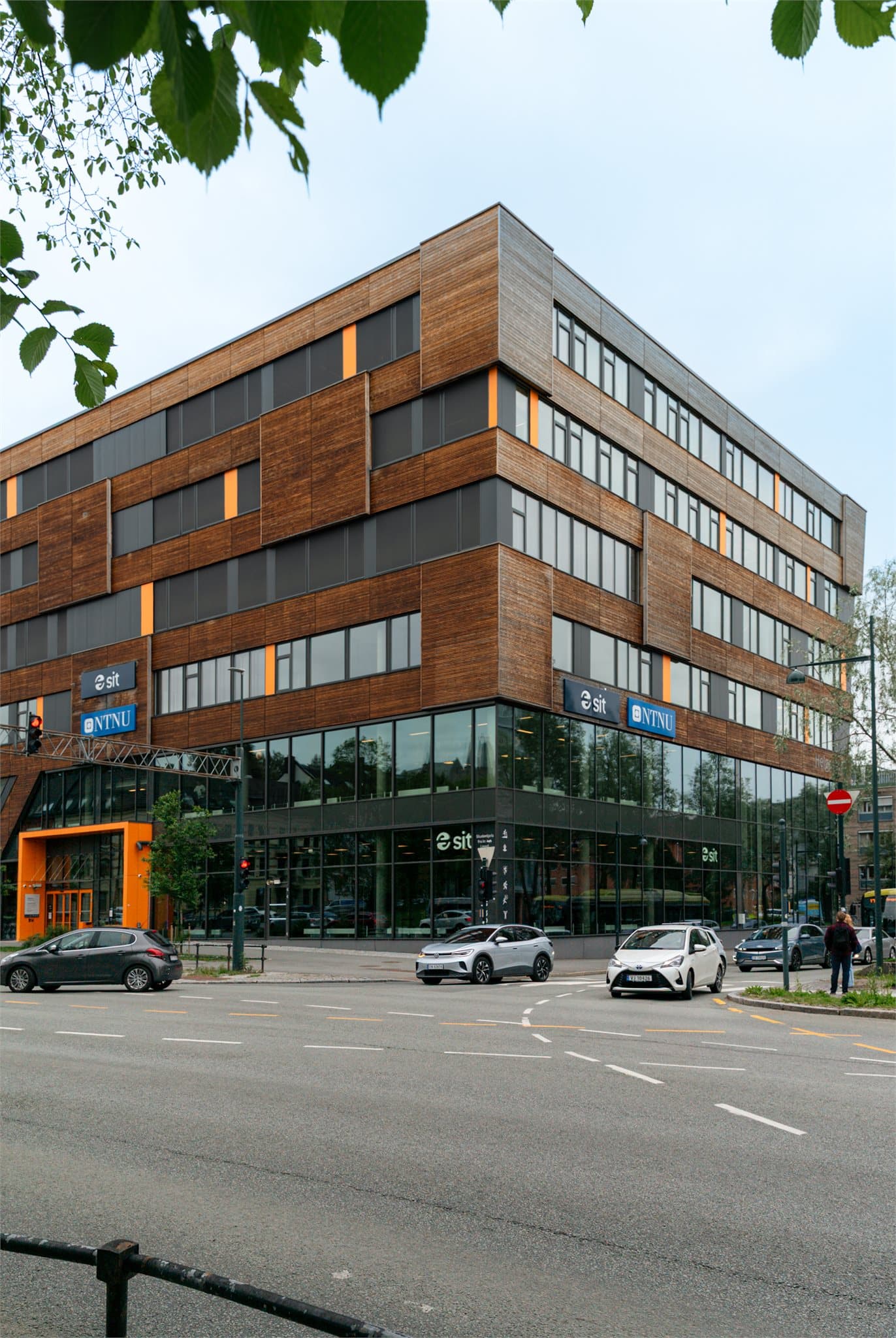 SIT treningssenter/NTNU Helgasetr er 5 minutter gange fra leiligheten.
