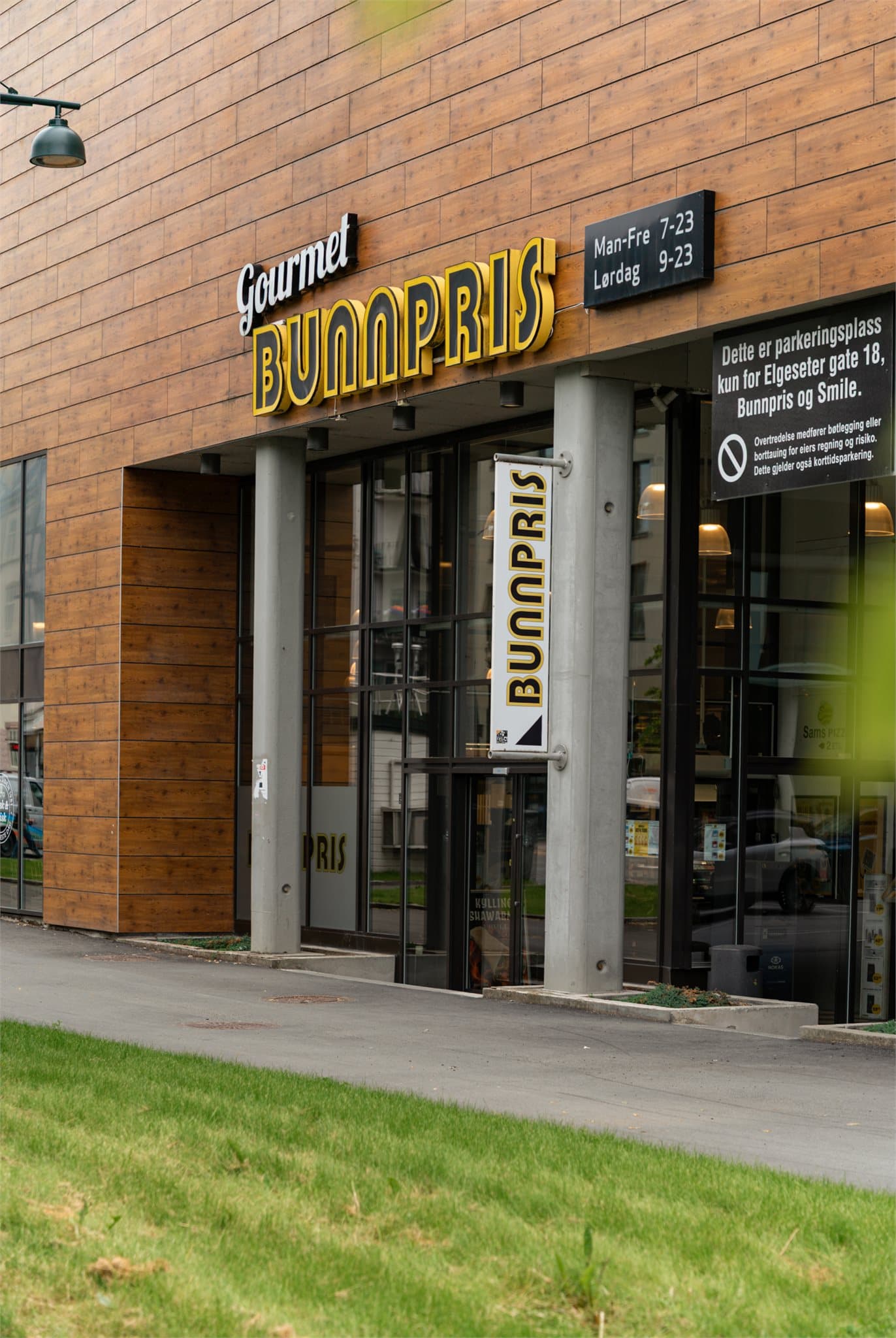 Bunnpris Gourmet ligger like i nærheten.