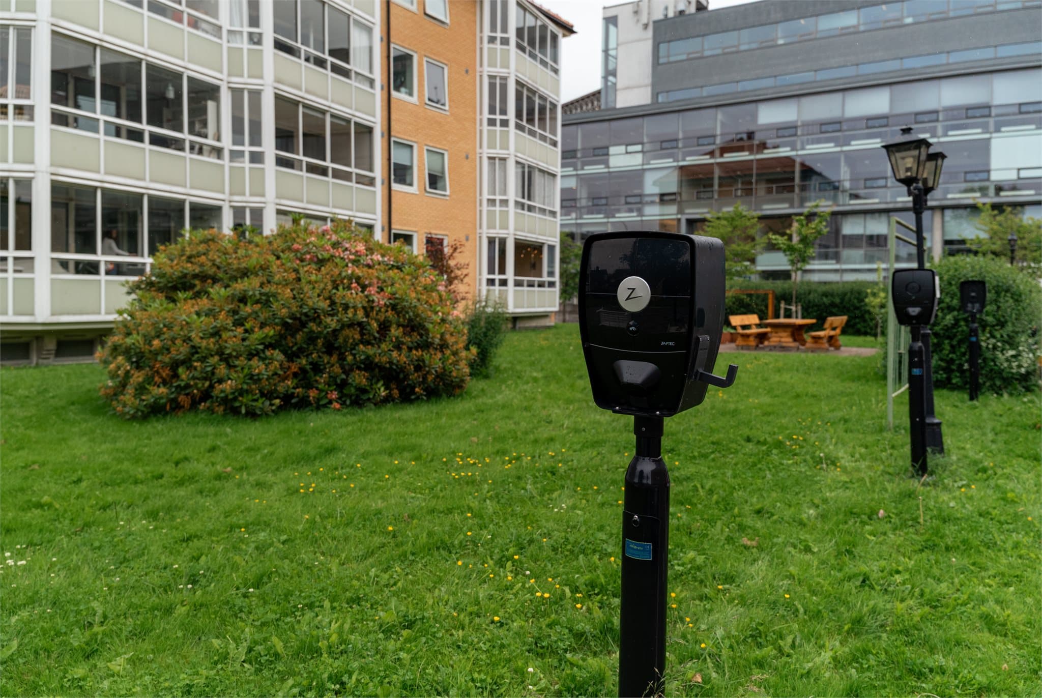 Det er mulig å få tildelt p-plass fra borettslaget og det er tilrettelagt med mulighet for elbillading.