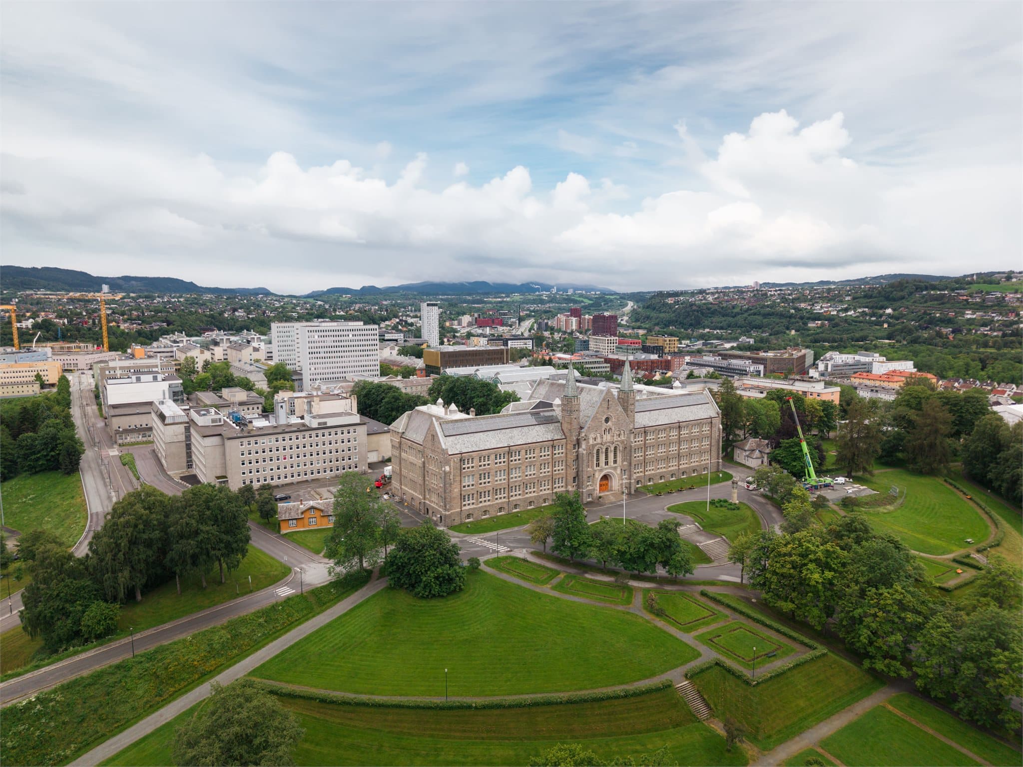 NTNU Gløshaugen er 5 minutter gange fra leiligheten.