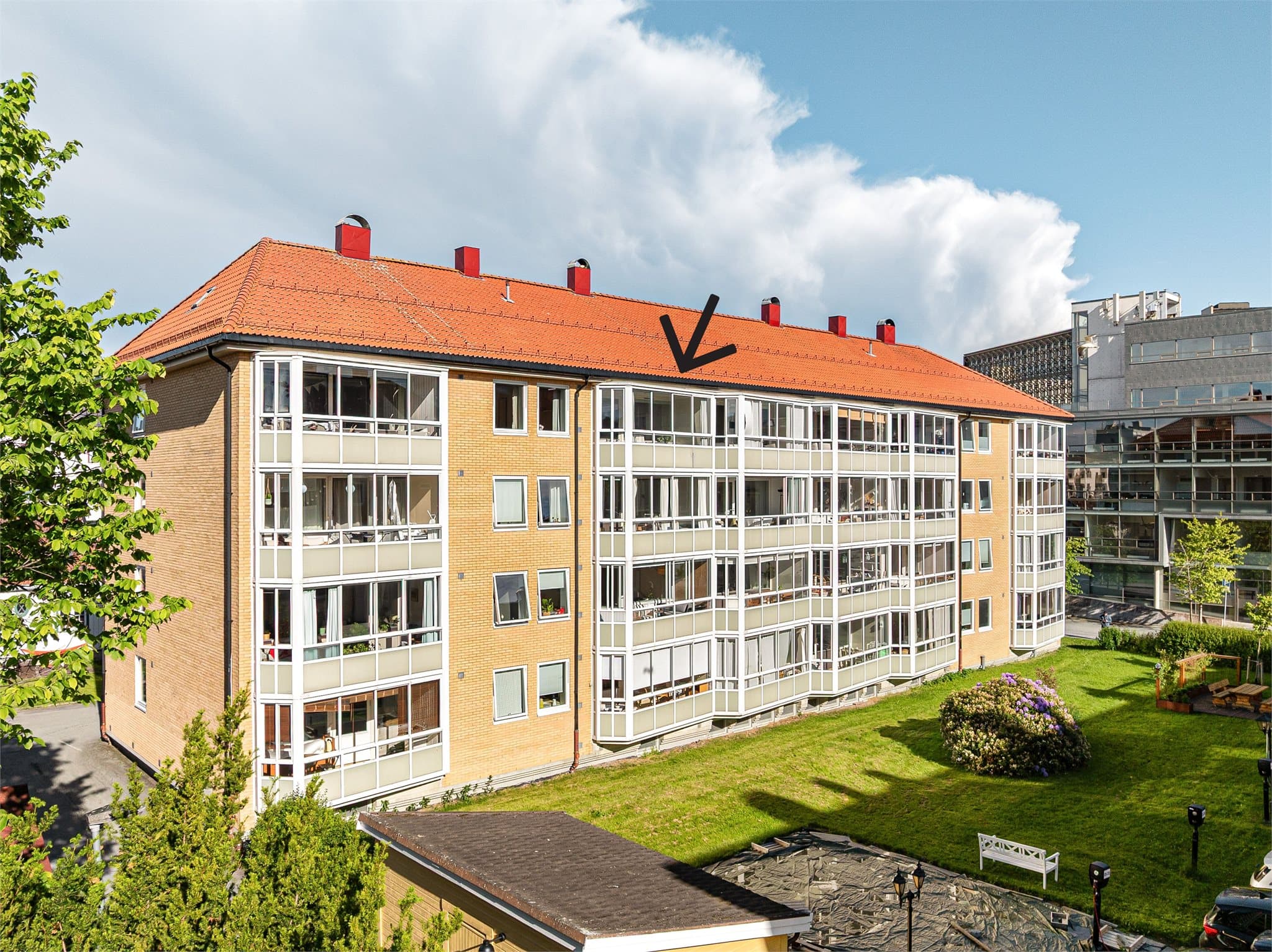 Boligen har en særdeles attraktiv og sentral beliggenhet i et rolig område.