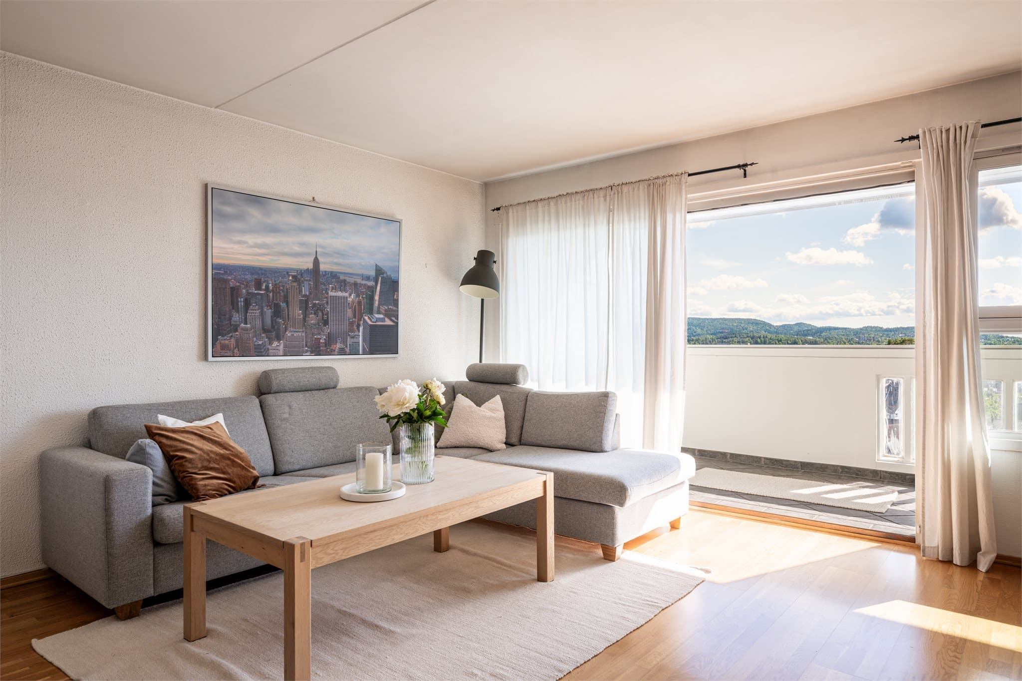 Balkongen er innglasset og har varme i gulvet - den kan du fint bruke sommer som vinter.