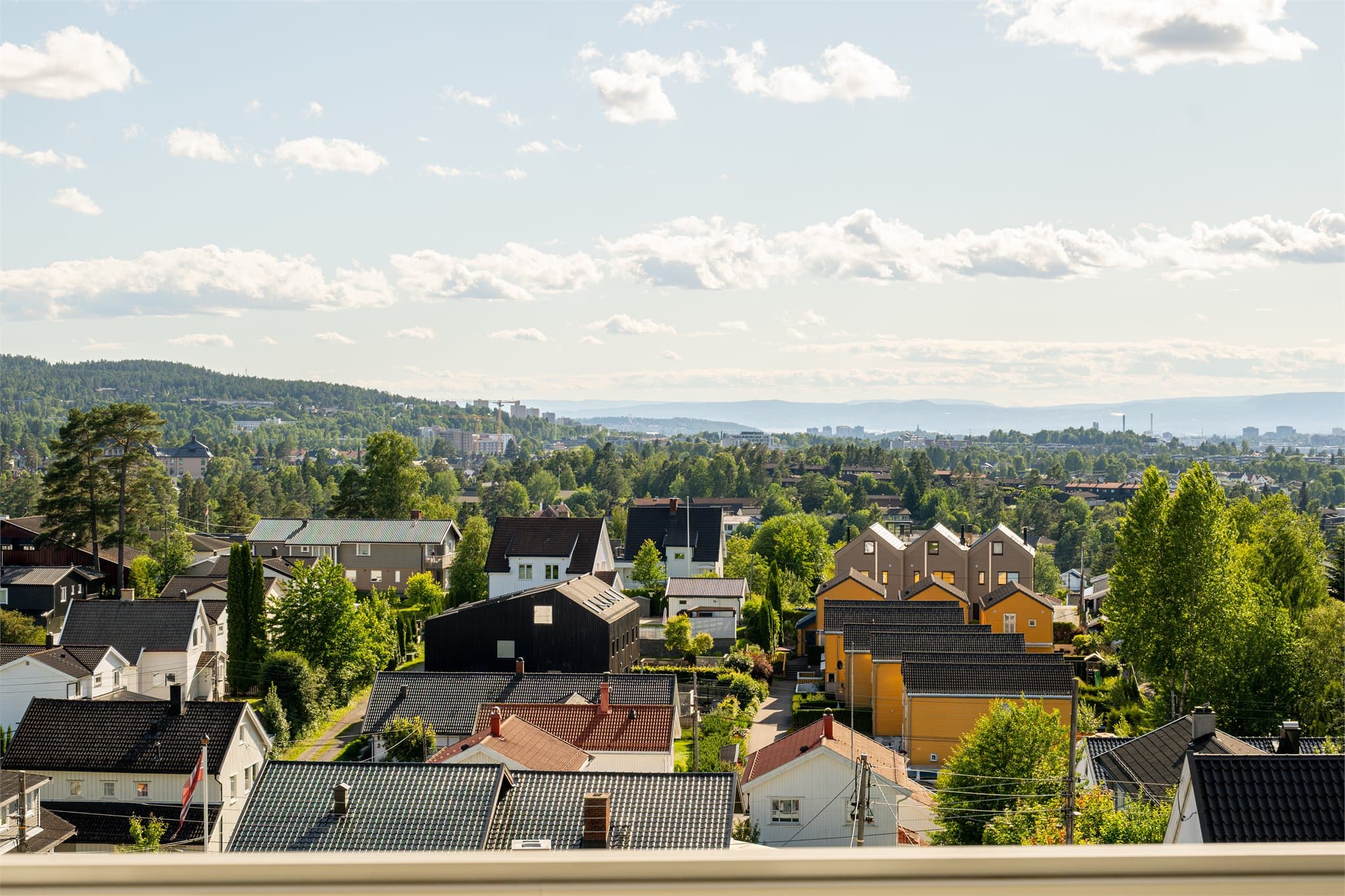 Usjenert balkong med herlig, vidstrakt utsikt.