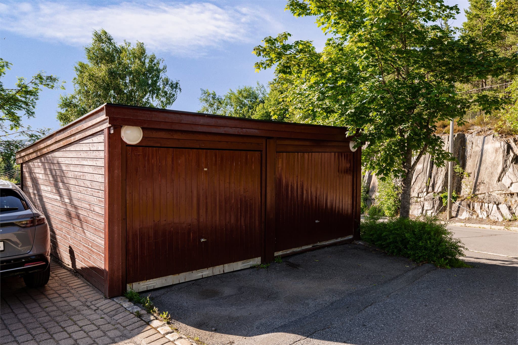 Leiligheten disponerer en egen garasjeplass i felles garasjeanlegg.