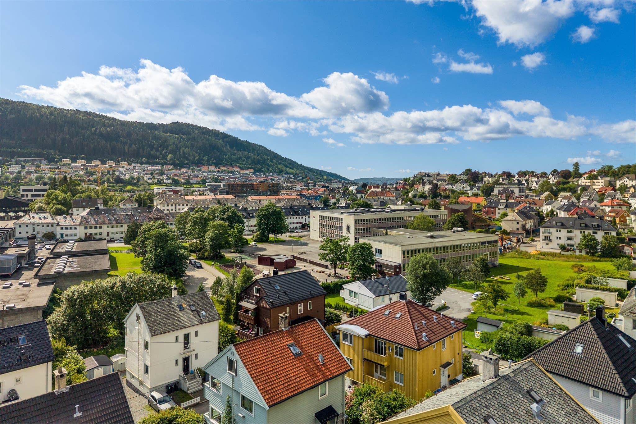 - Høgskulen på Vestlandet ligger også i gangavstand. Videre er det kort reisevei til Universitetet i Bergen, BI Bergen og Kristiania lett tilgjengelige med sykkel, bybane eller buss -