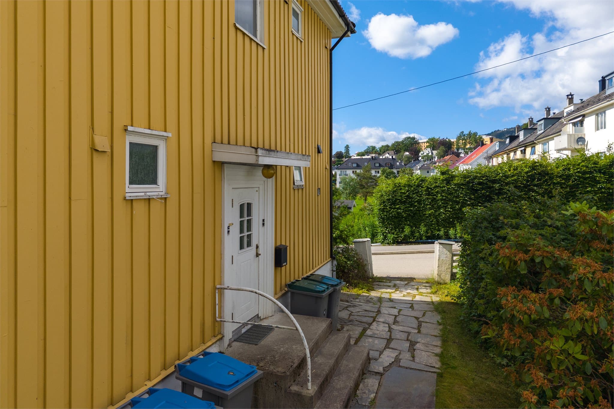 - Leiligheten disponerer to eksterne boder. En bod i kjeller som måler 3,6 m² og en bod på loft som har en gulvflate på 13,5 m² -