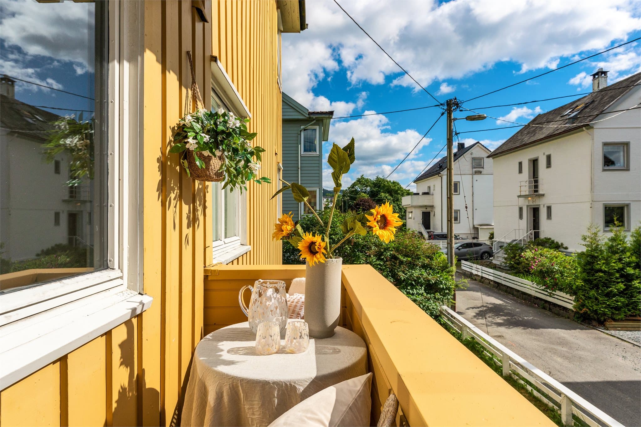 - Balkongen måler 2 m² og byr på gode muligheter for å nyte solen store deler av dagen i sommerhalvåret -