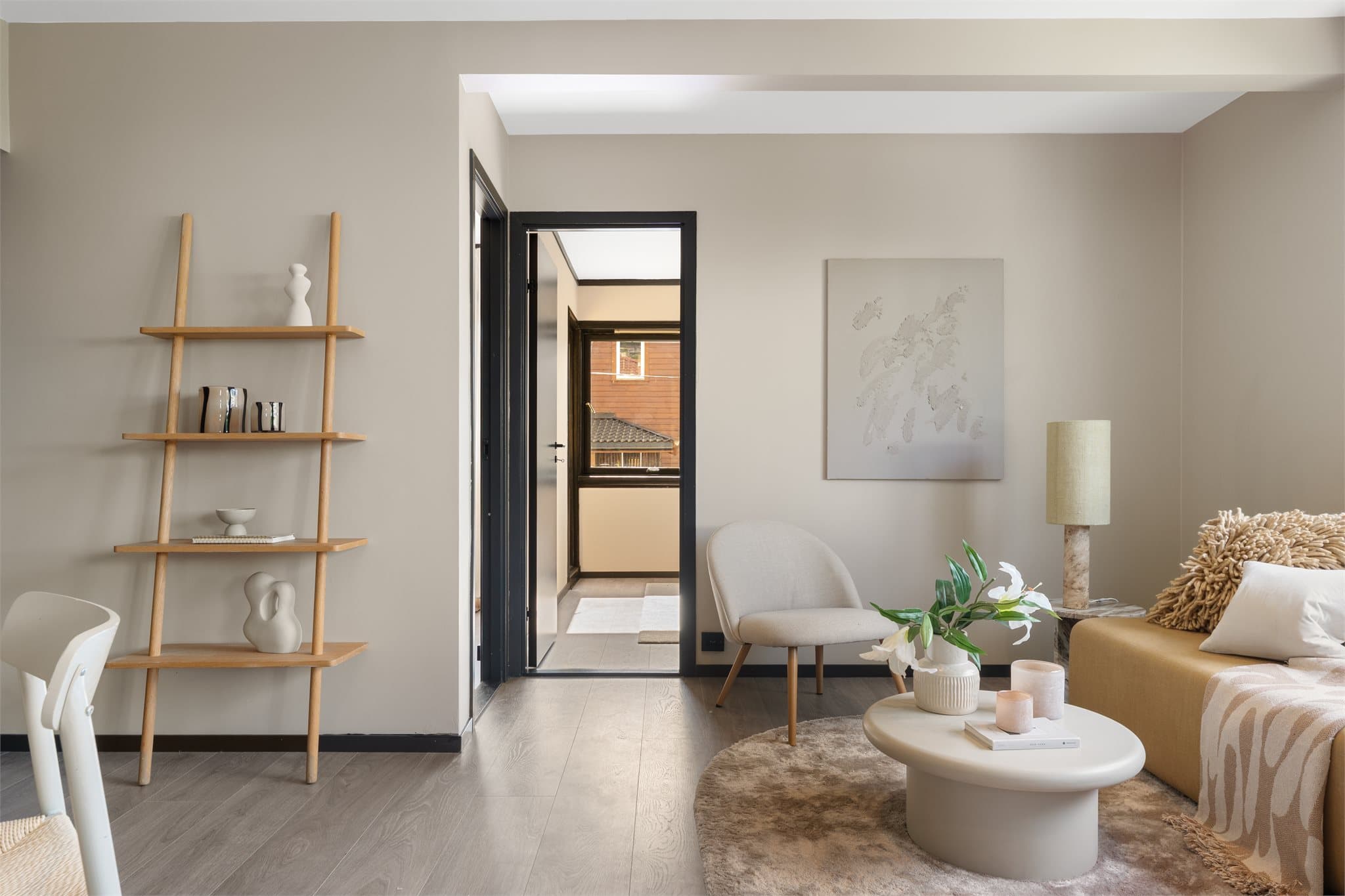 - Leiligheten har et totalt BRA-i på 48 m² og inneholder entré, bad, stue/kjøkken og 2 soverom -