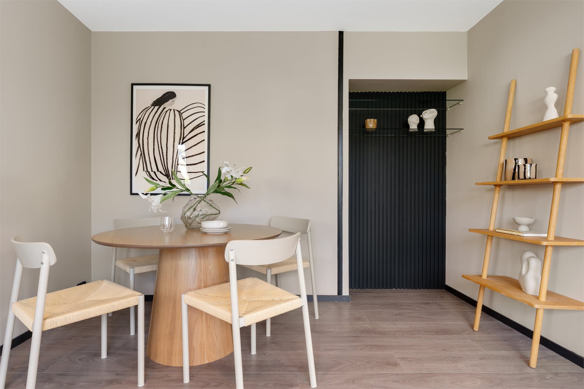 - Stuens utforming gir rom for sofa og spisebord i hver sin naturlige sone -
