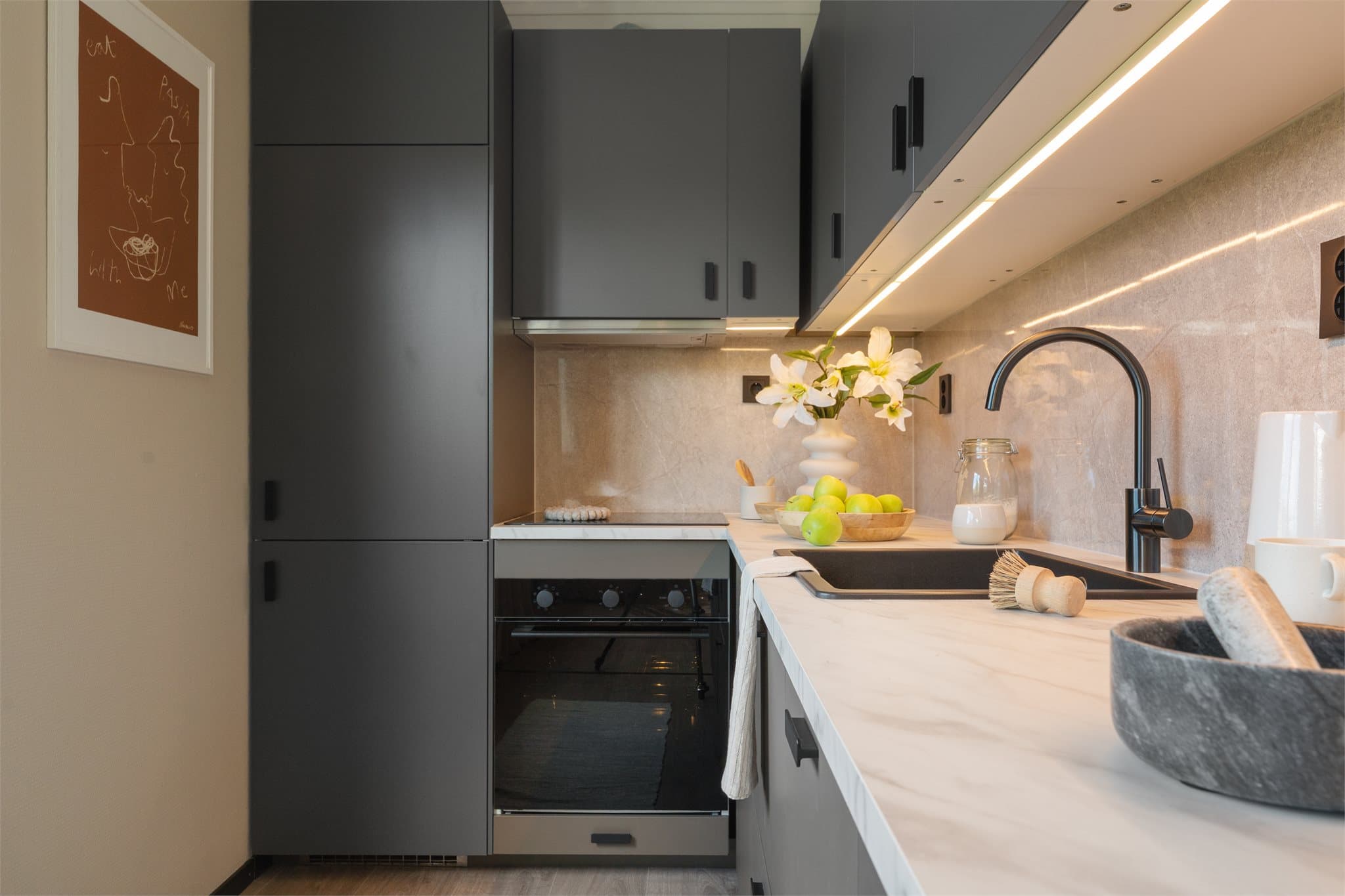 - Lekker kjøkkeninnredning fra Ikea med slette fronter og benkeplate i laminat -