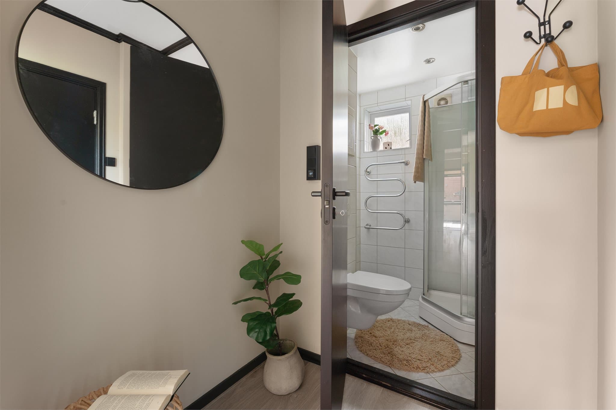 - Badet måler 2,3 m² og har behagelig varme i gulv -