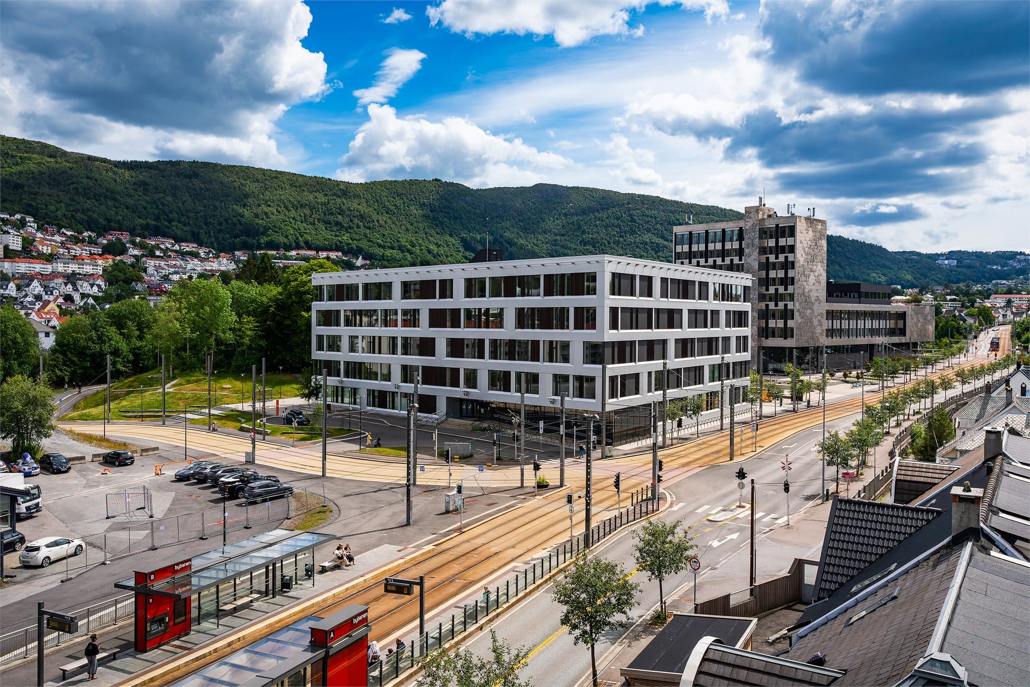 - Bybanen ligger kun ca. 7 minutters gange fra boligen og gir enkel tilgang til Bergen sentrum og øvrige bydeler -