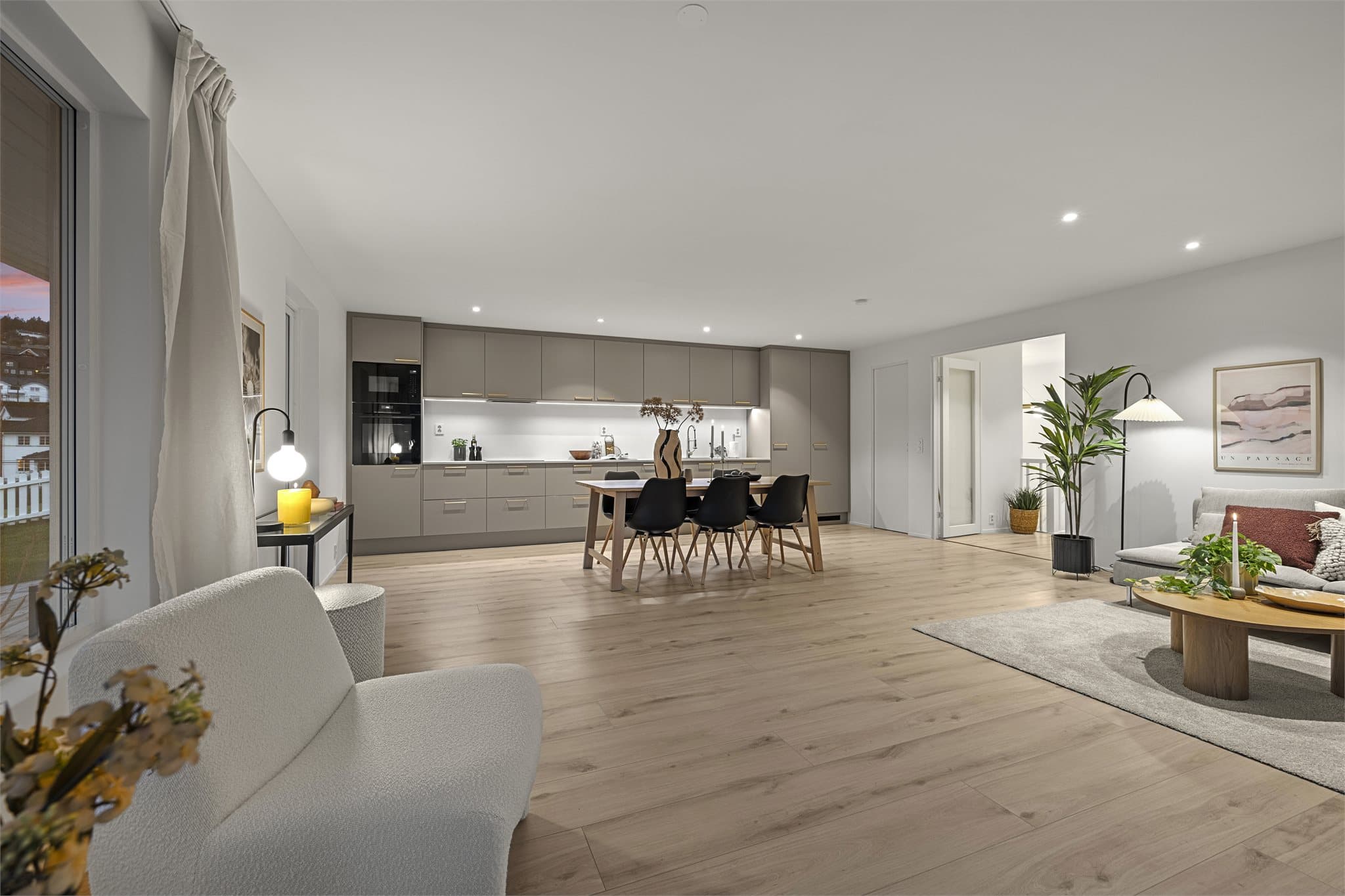 - Åpen løsning mellom stue og kjøkken -