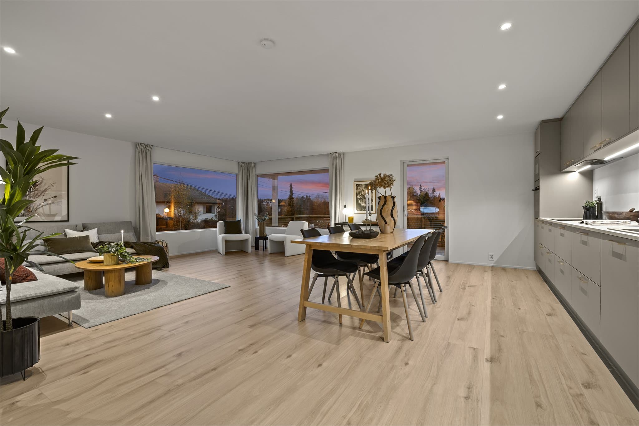 - Åpen løsning mot kjøkken gir et luftig og sosialt oppholdsrom -