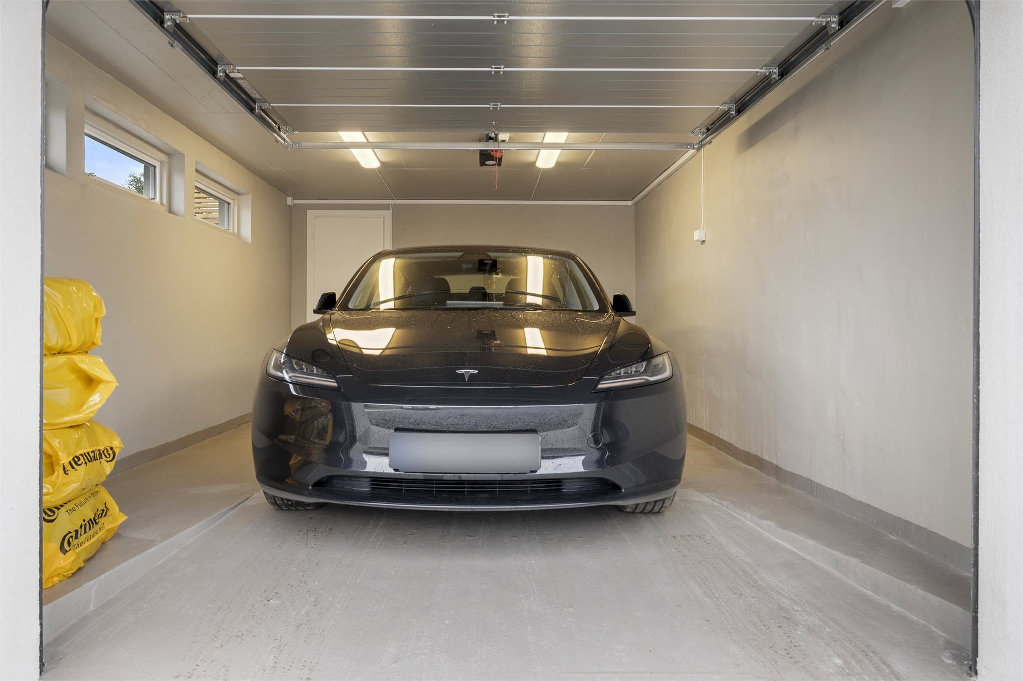 - Garasje med plass til én bil og elbillader -